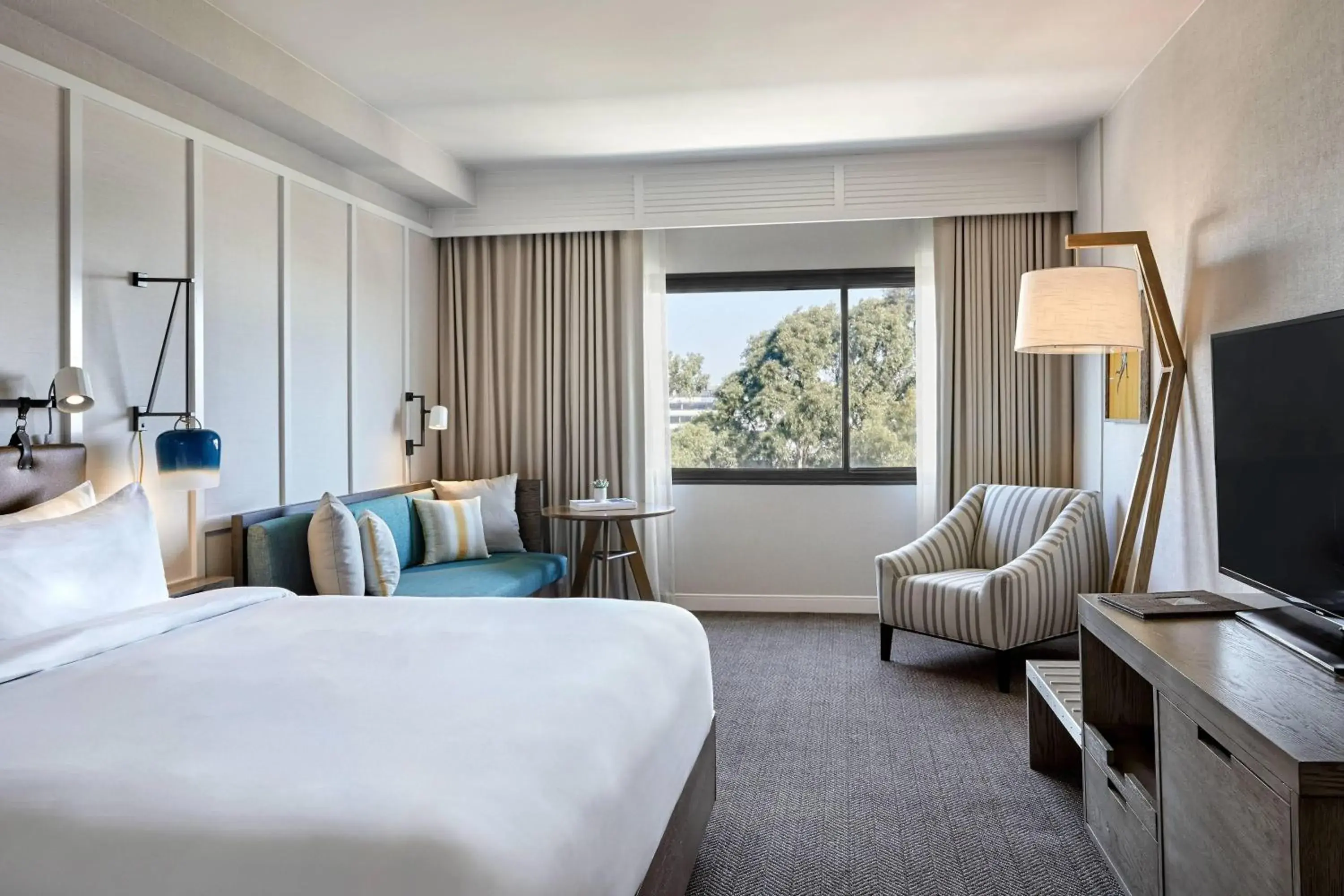 Deluxe Guest room, King, High floor (Hearing Accessible) in Westdrift Manhattan Beach, Autograph Collection Deluxe Guest room, King, High floor (Hearing Accessible) in Westdrift Manhattan Beach, Autograph Collection