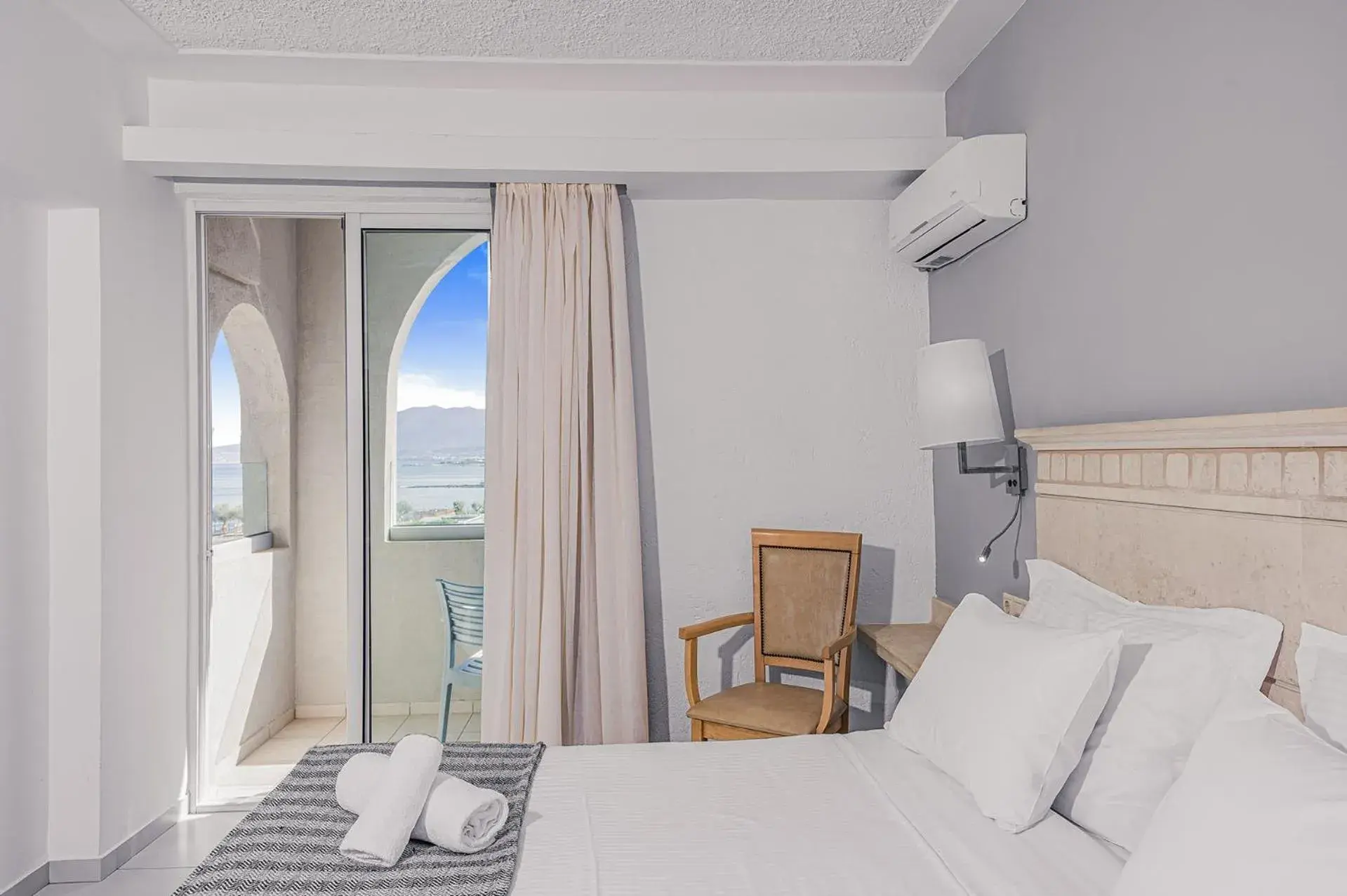 Double or Twin Room with Partial Sea View in Glaros Beach Hotel Double or Twin Room with Partial Sea View in Glaros Beach Hotel
