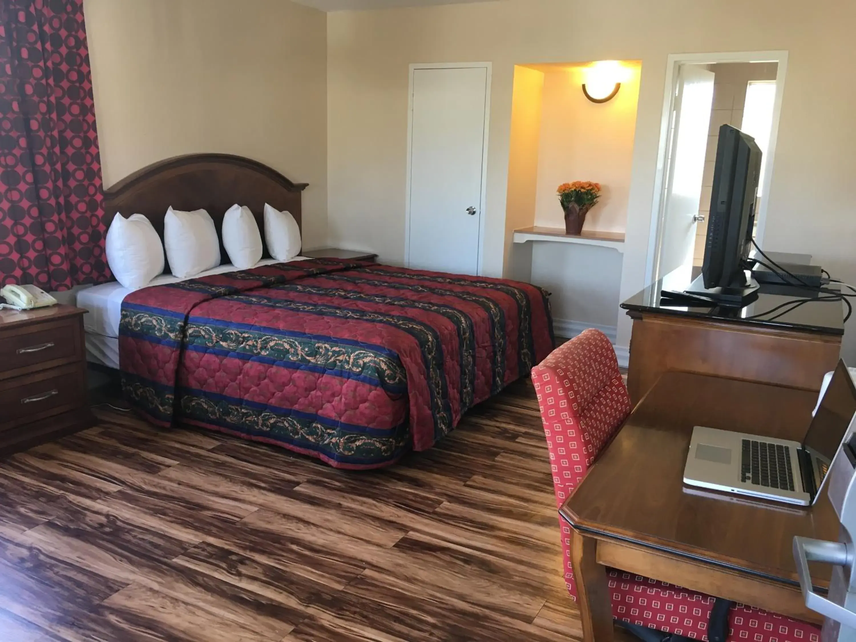 King Room - Smoking in Motel 6 Richmond CA Civic Center King Room - Smoking in Motel 6 Richmond CA Civic Center