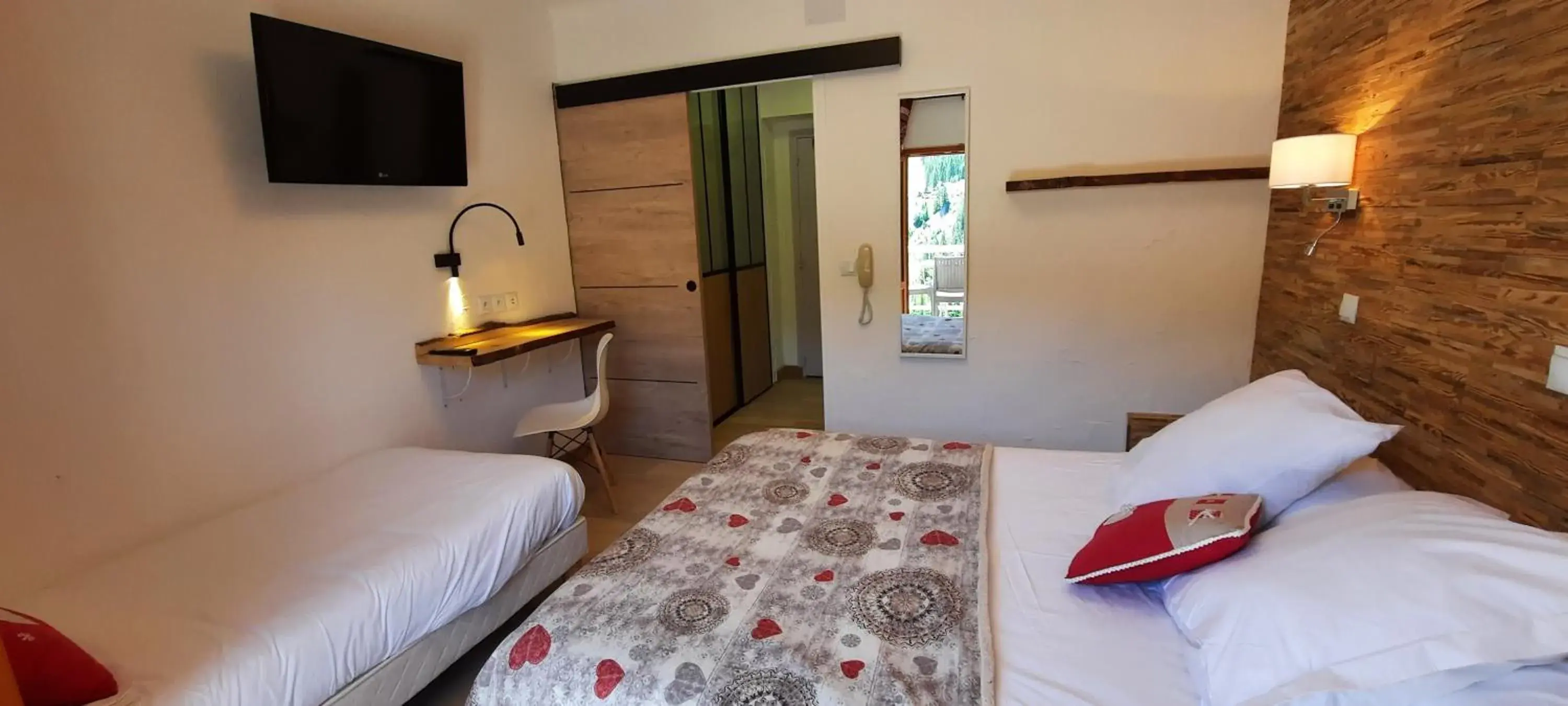 Triple Room with Terrace and Slope View in Hôtel Chastellares Triple Room with Terrace and Slope View in Hôtel Chastellares