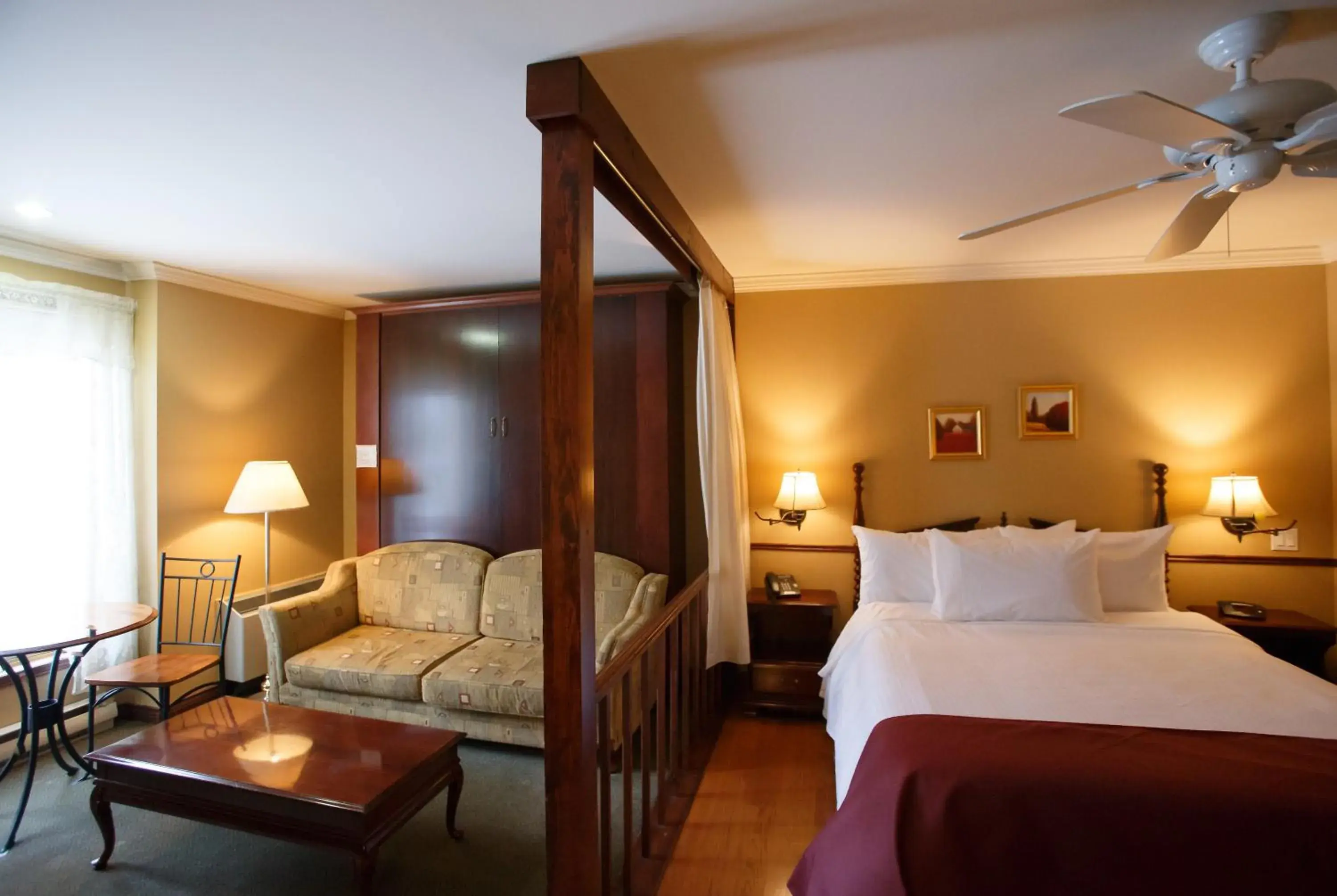 Queen Suite in Relais St-Denis Queen Suite in Relais St-Denis