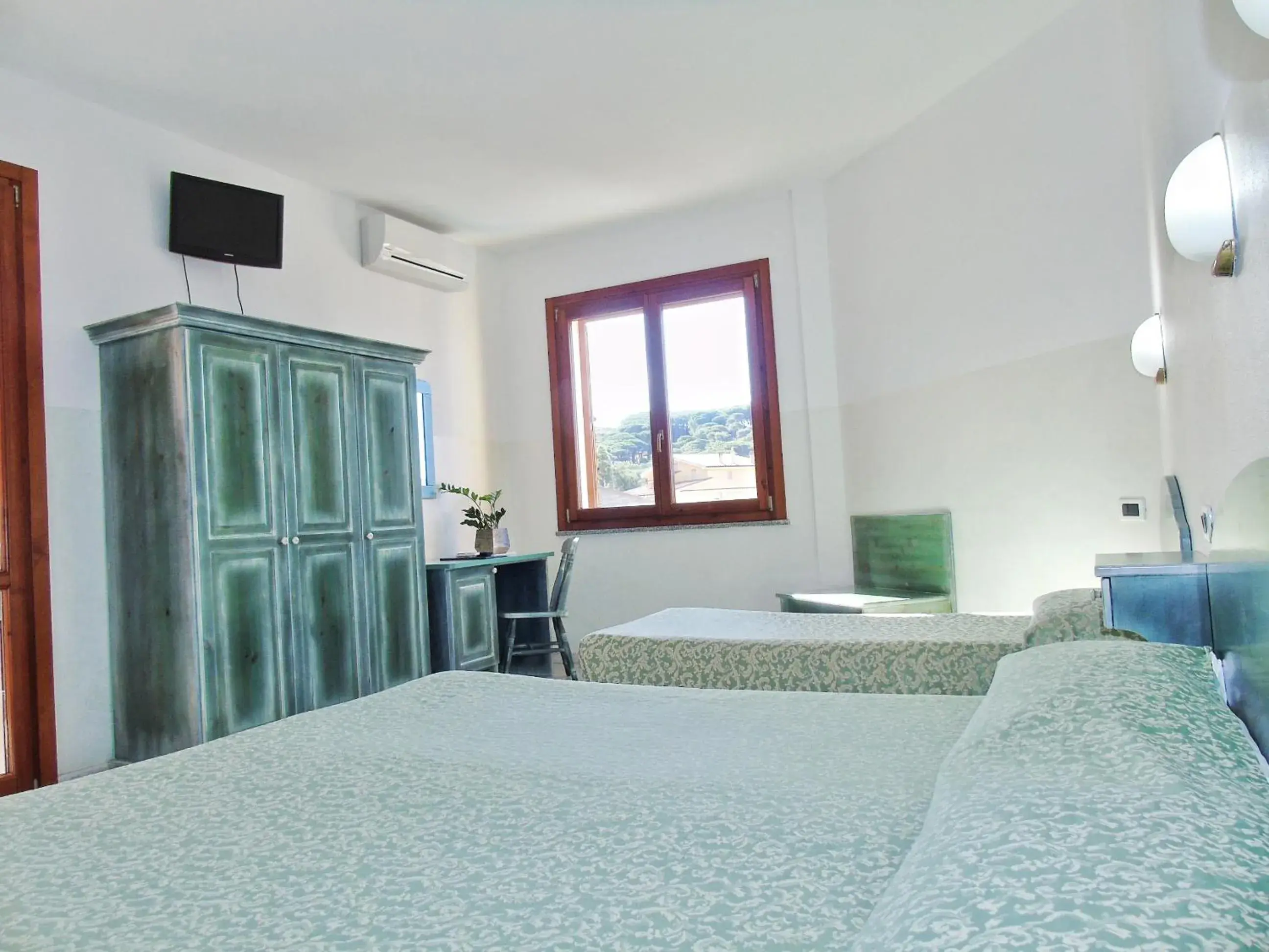 Quadruple Room with Balcony in Hotel Meridiana Quadruple Room with Balcony in Hotel Meridiana