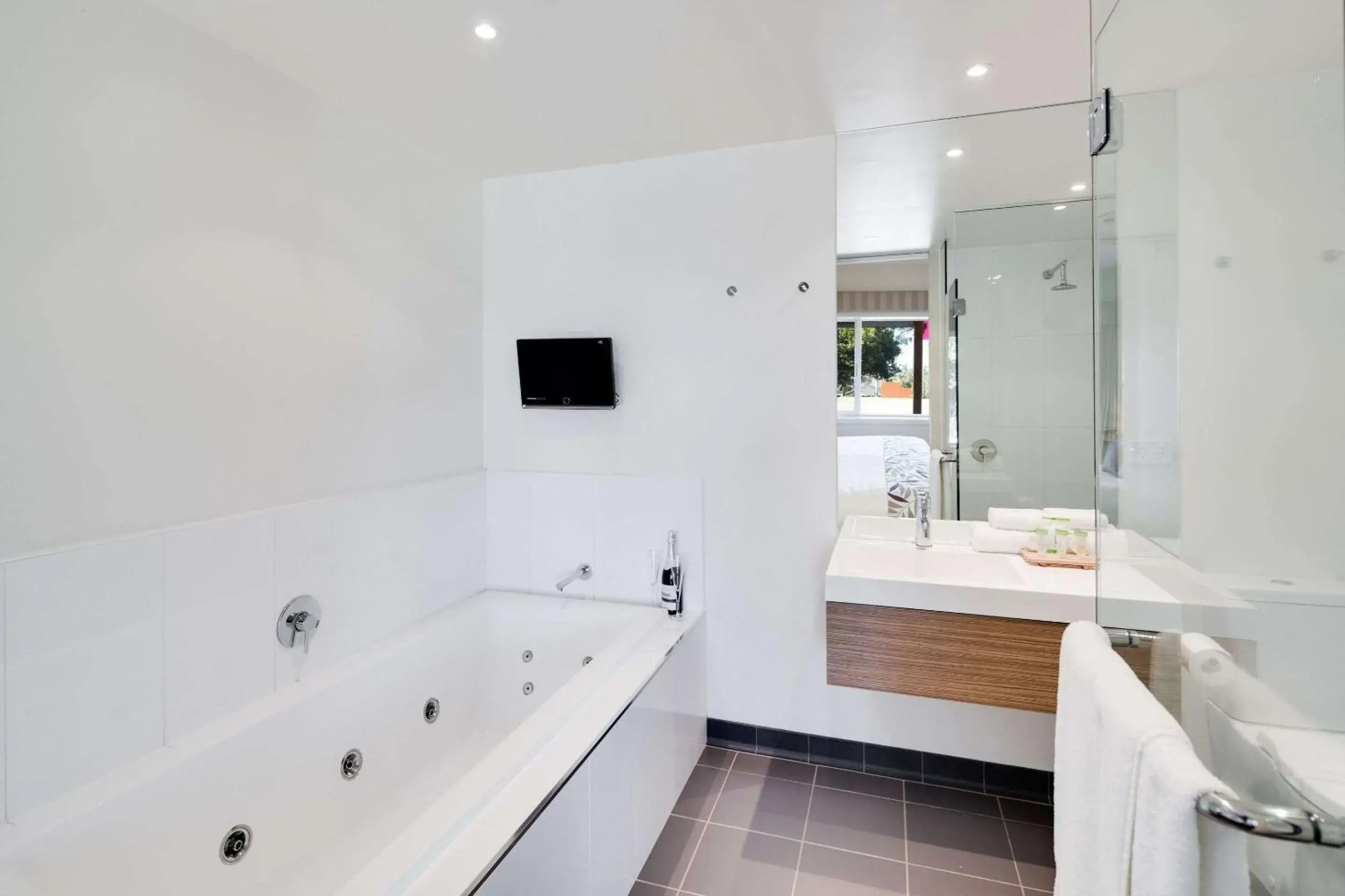 Executive Suite with Private Spa Bath in Drouin Motel Executive Suite with Private Spa Bath in Drouin Motel