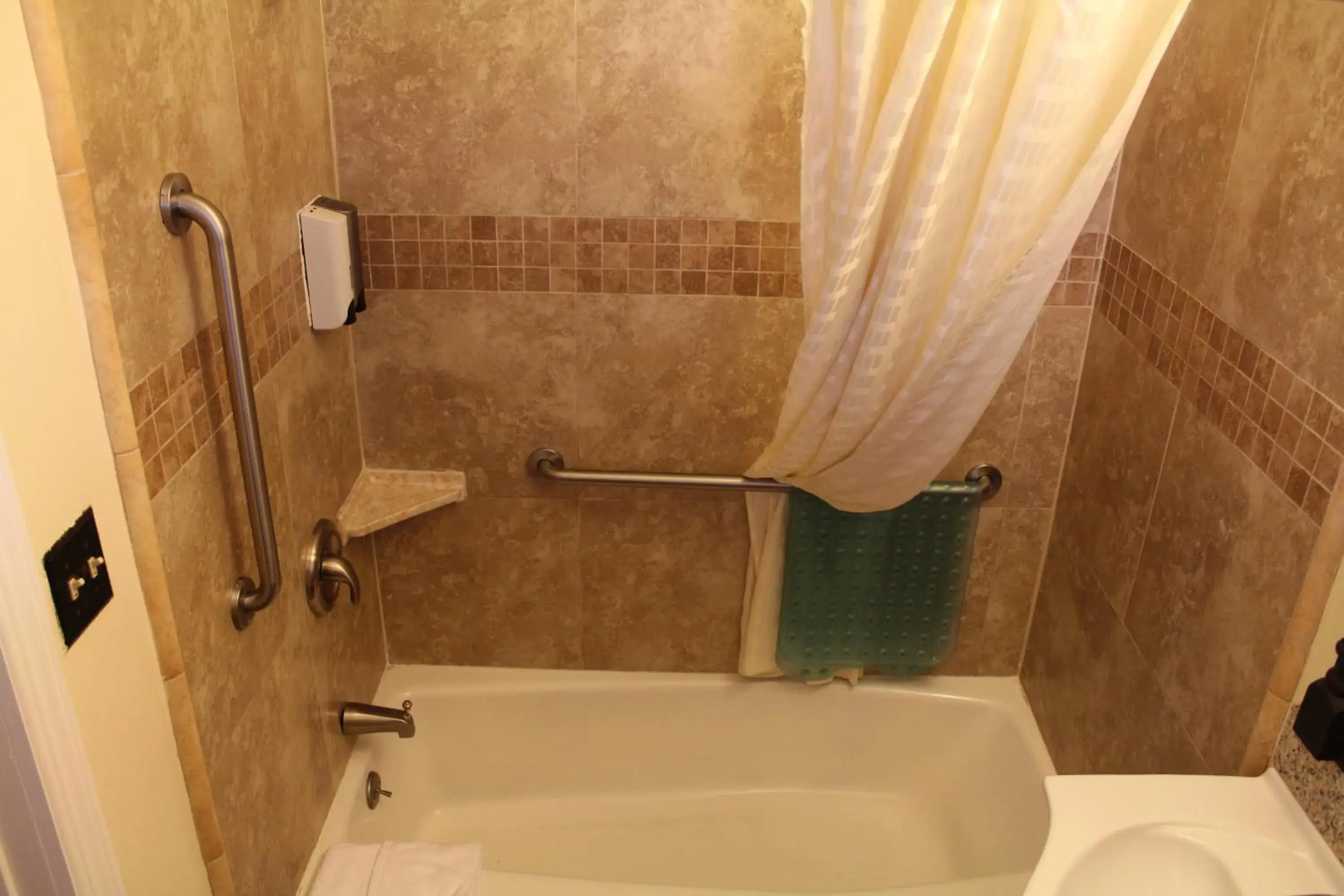 Queen Room - Non-Smoking in Riverside Inn & Suites Santa Cruz Queen Room - Non-Smoking in Riverside Inn & Suites Santa Cruz