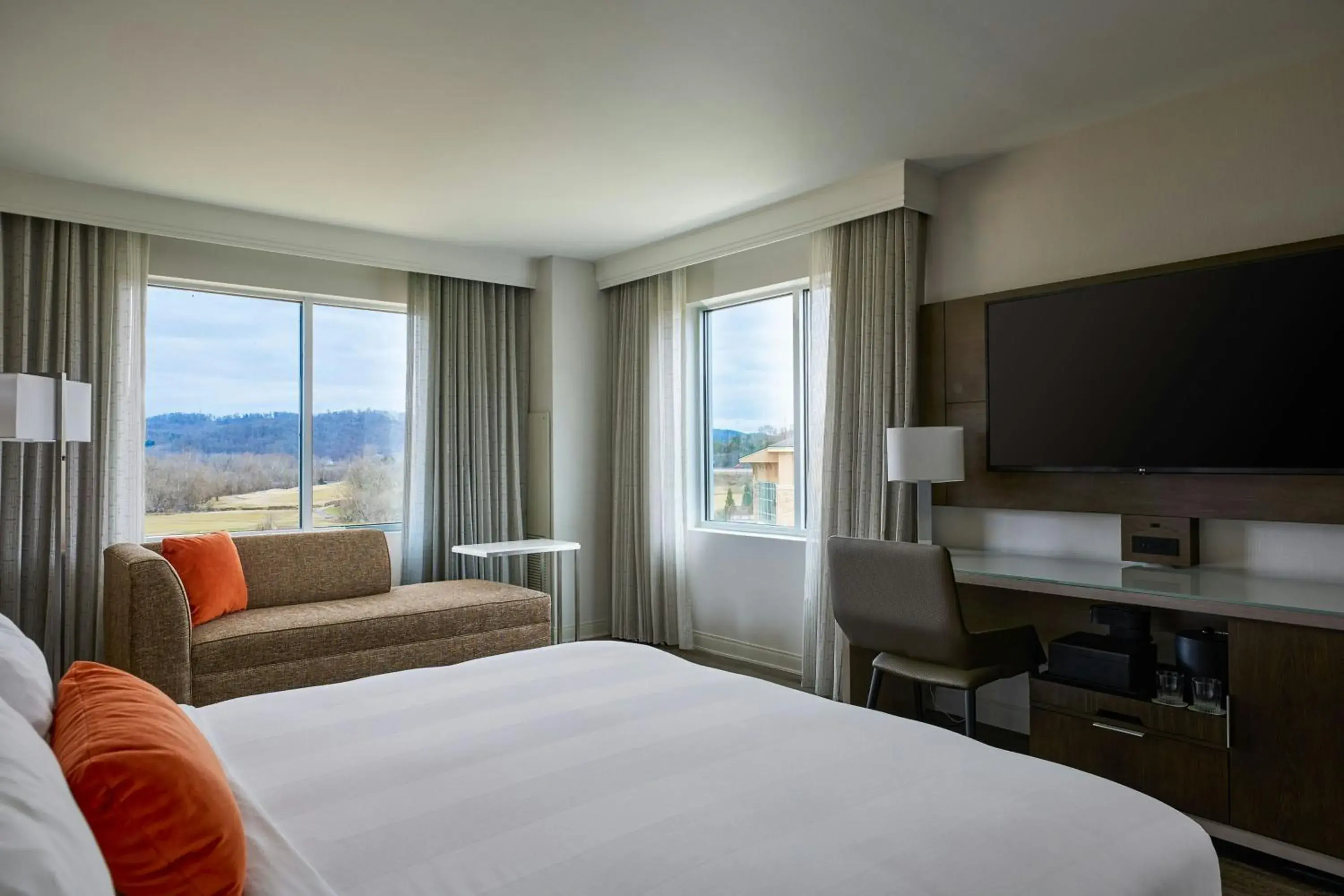 Corner King Room - single occupancy in MeadowView Marriott Conference Resort and Convention Center Corner King Room - single occupancy in MeadowView Marriott Conference Resort and Convention Center