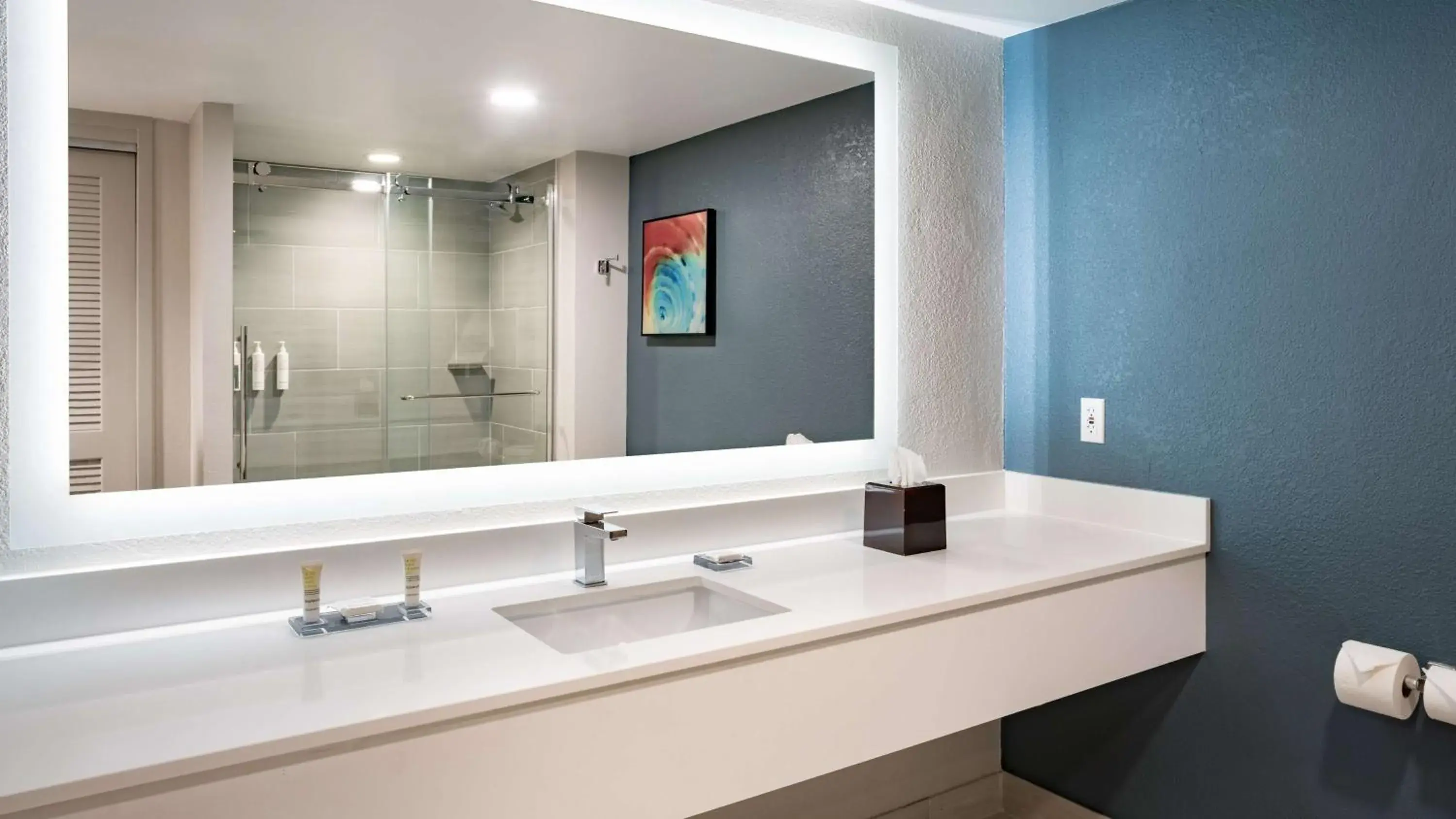 Queen Room with Two Queen Beds and Tub - Mobility and Hearing Access in Hilton Beachfront Resort & Spa Hilton Head Island Queen Room with Two Queen Beds and Tub - Mobility and Hearing Access in Hilton Beachfront Resort & Spa Hilton Head Island