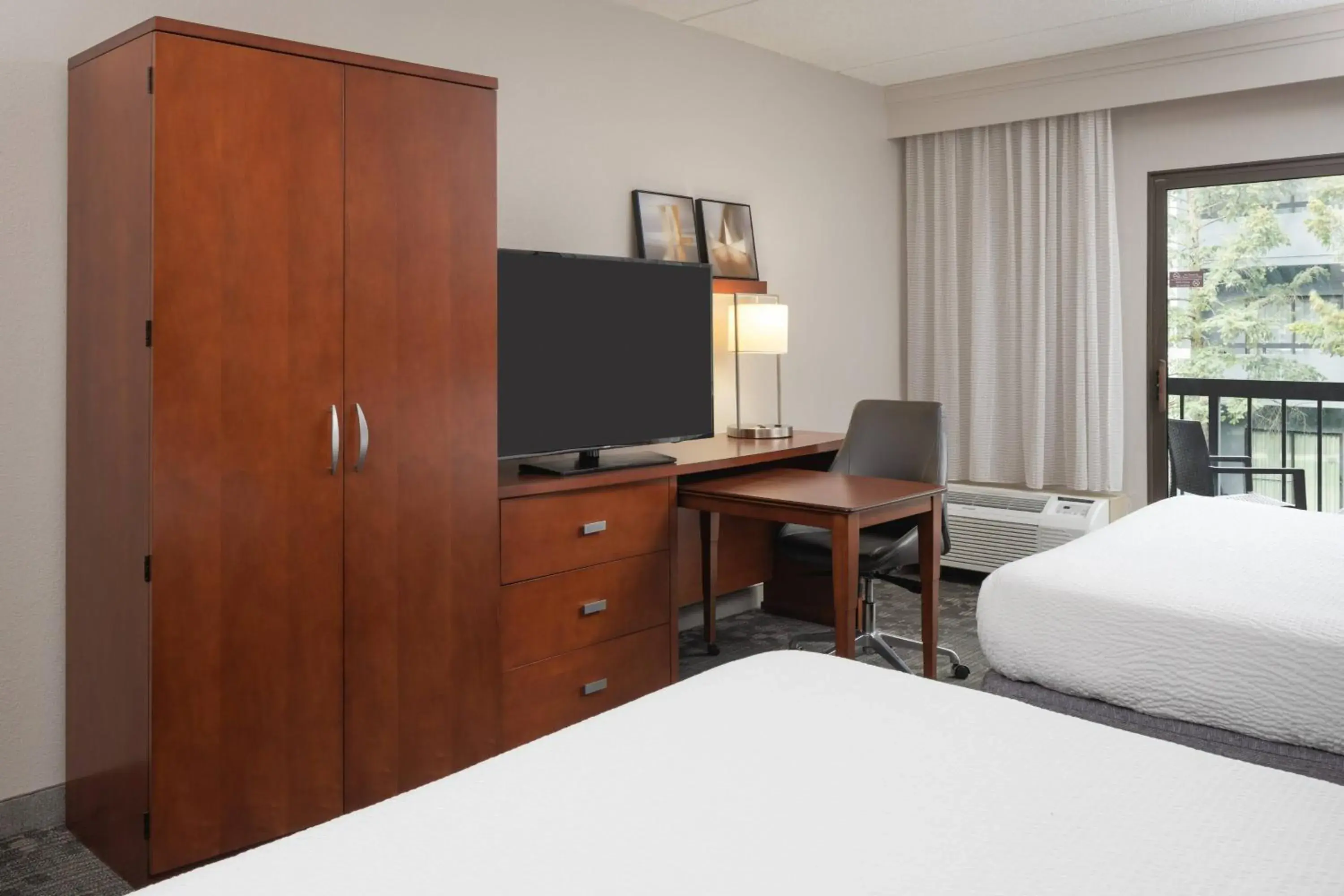 Double Room with Two Double Beds - Hearing Accessible in Courtyard Chicago Wood Dale / Itasca Double Room with Two Double Beds - Hearing Accessible in Courtyard Chicago Wood Dale / Itasca