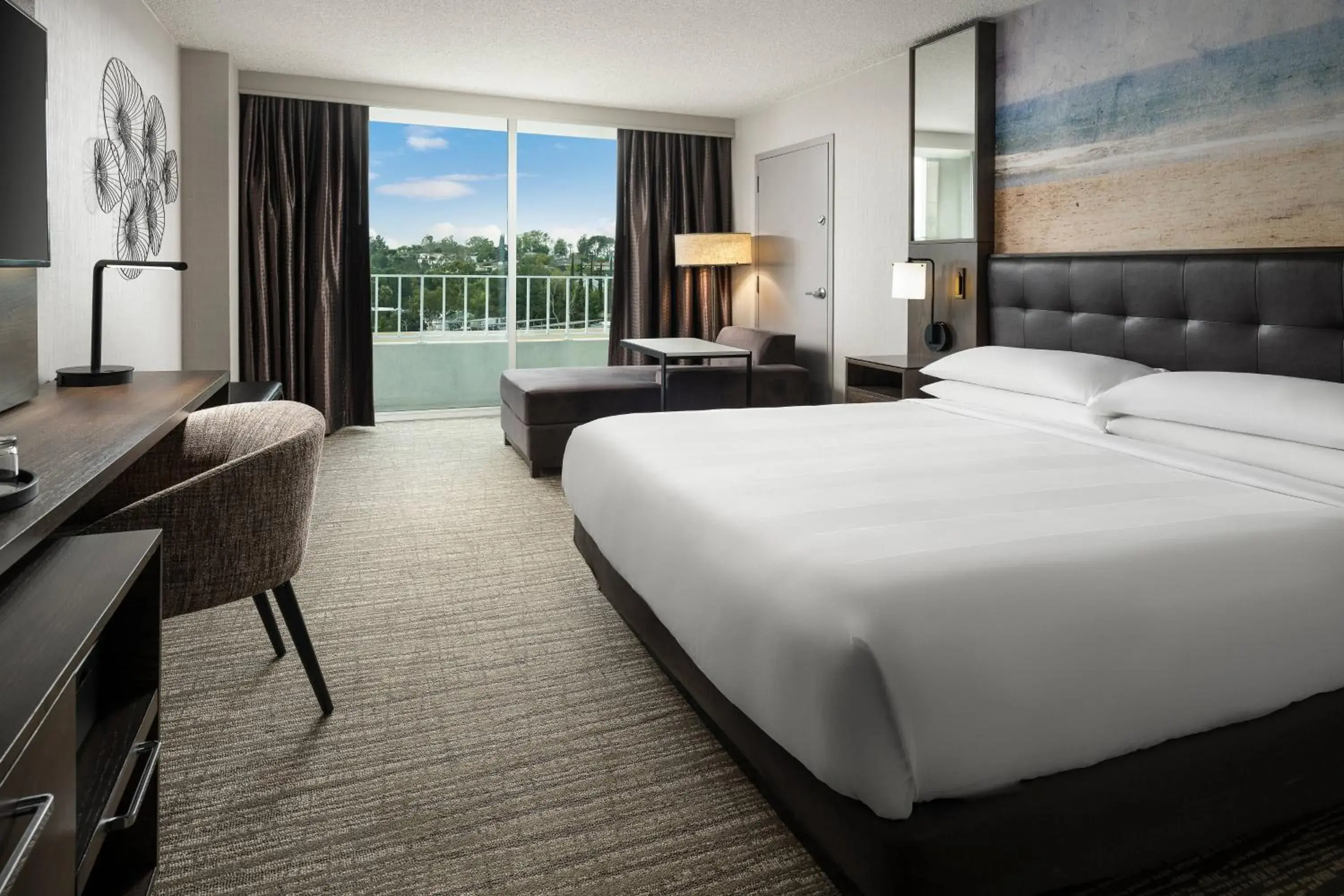 King or Double Room - Concierge Level in Warner Center Marriott Woodland Hills King or Double Room - Concierge Level in Warner Center Marriott Woodland Hills