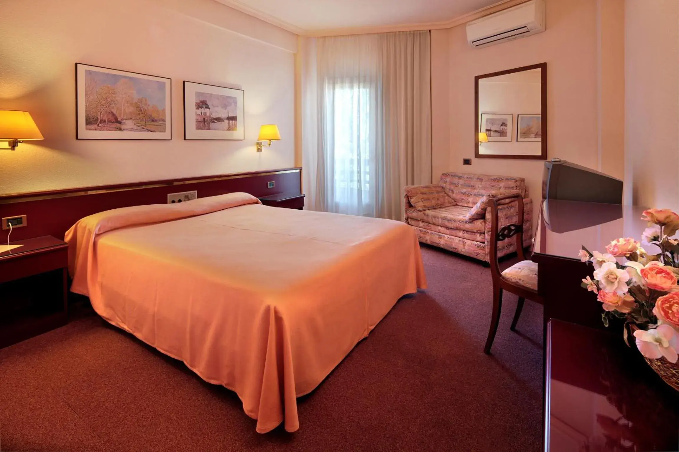 Double or Twin Room in Hotel Rey Sancho Ramírez Somontano SL Double or Twin Room in Hotel Rey Sancho Ramírez Somontano SL