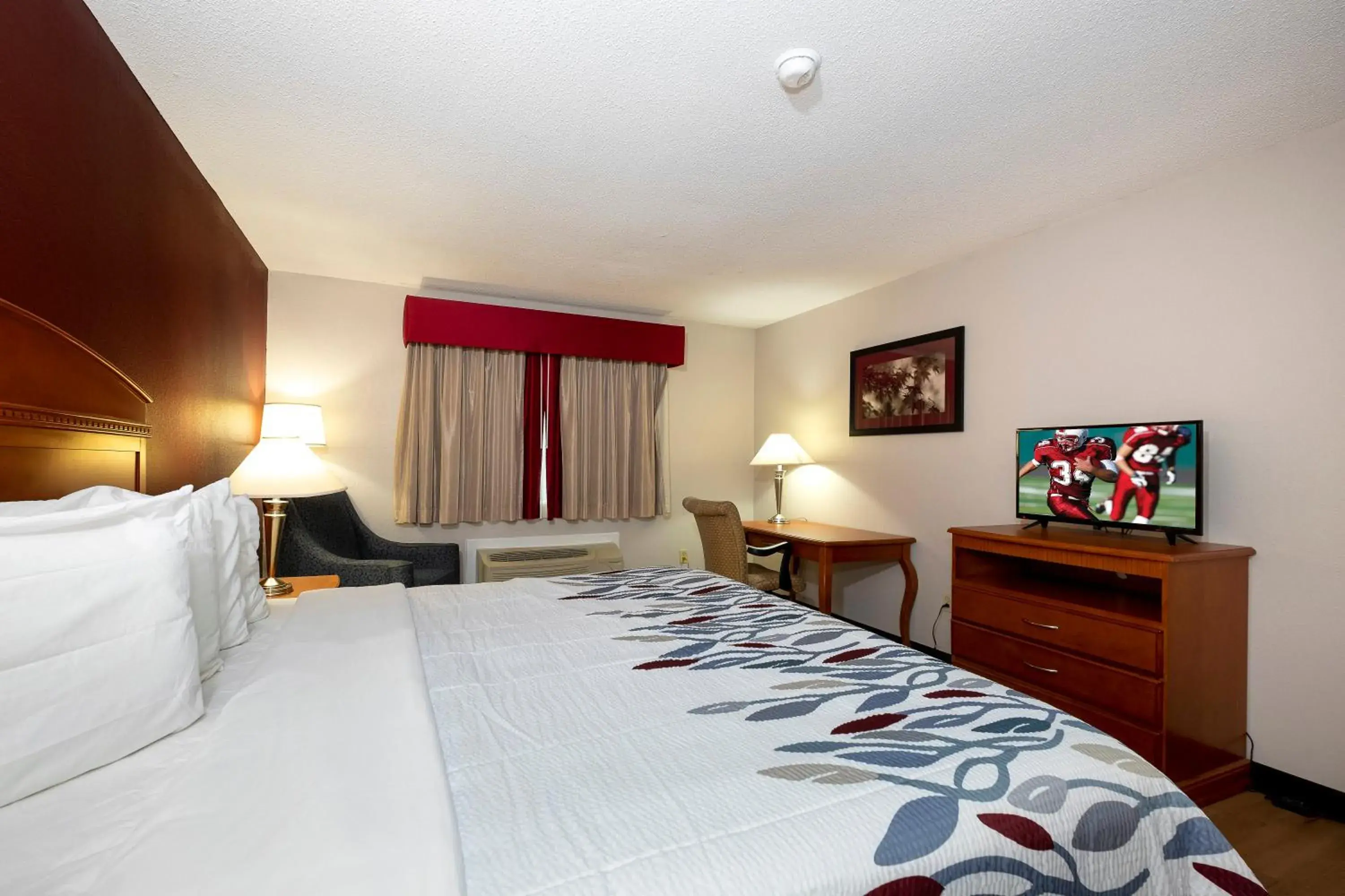 Superior King Room - Non-Smoking in Red Roof Inn Fulton Superior King Room - Non-Smoking in Red Roof Inn Fulton