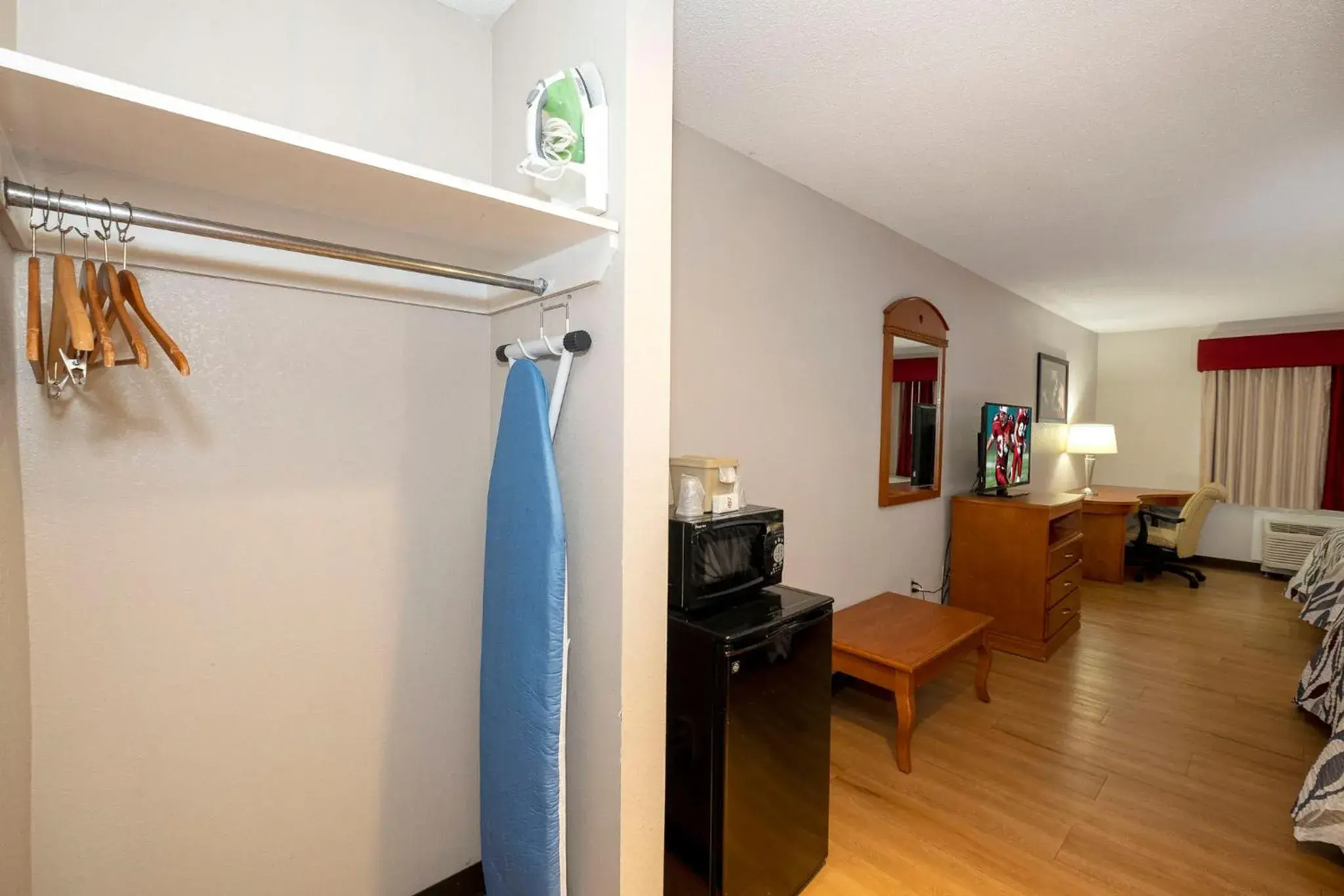 Deluxe King Room - Non-Smoking in Red Roof Inn Fulton Deluxe King Room - Non-Smoking in Red Roof Inn Fulton