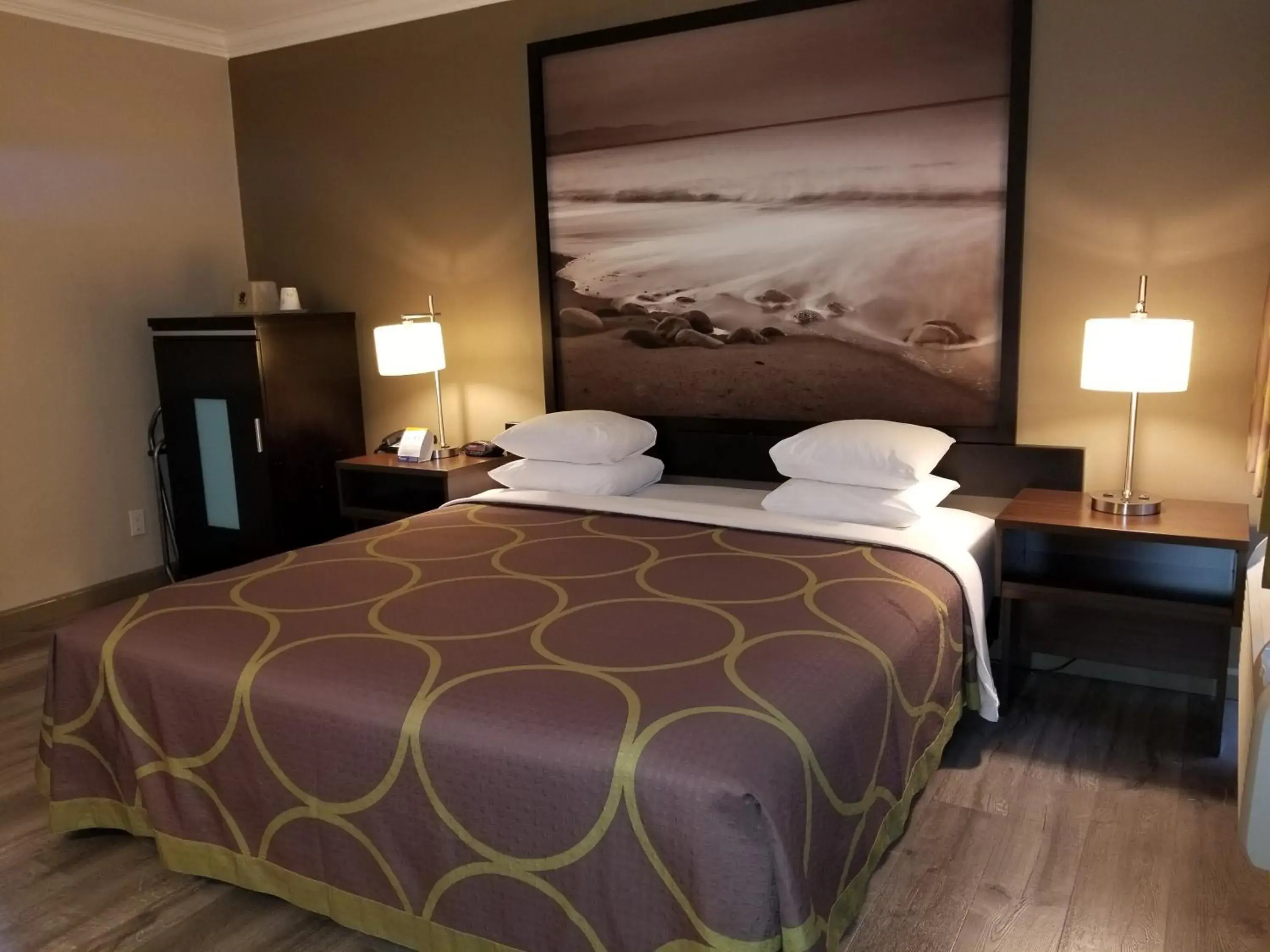 King Room - Mobility Access/Non-Smoking in Super 8 by Wyndham Los Angeles-Culver City Area King Room - Mobility Access/Non-Smoking in Super 8 by Wyndham Los Angeles-Culver City Area