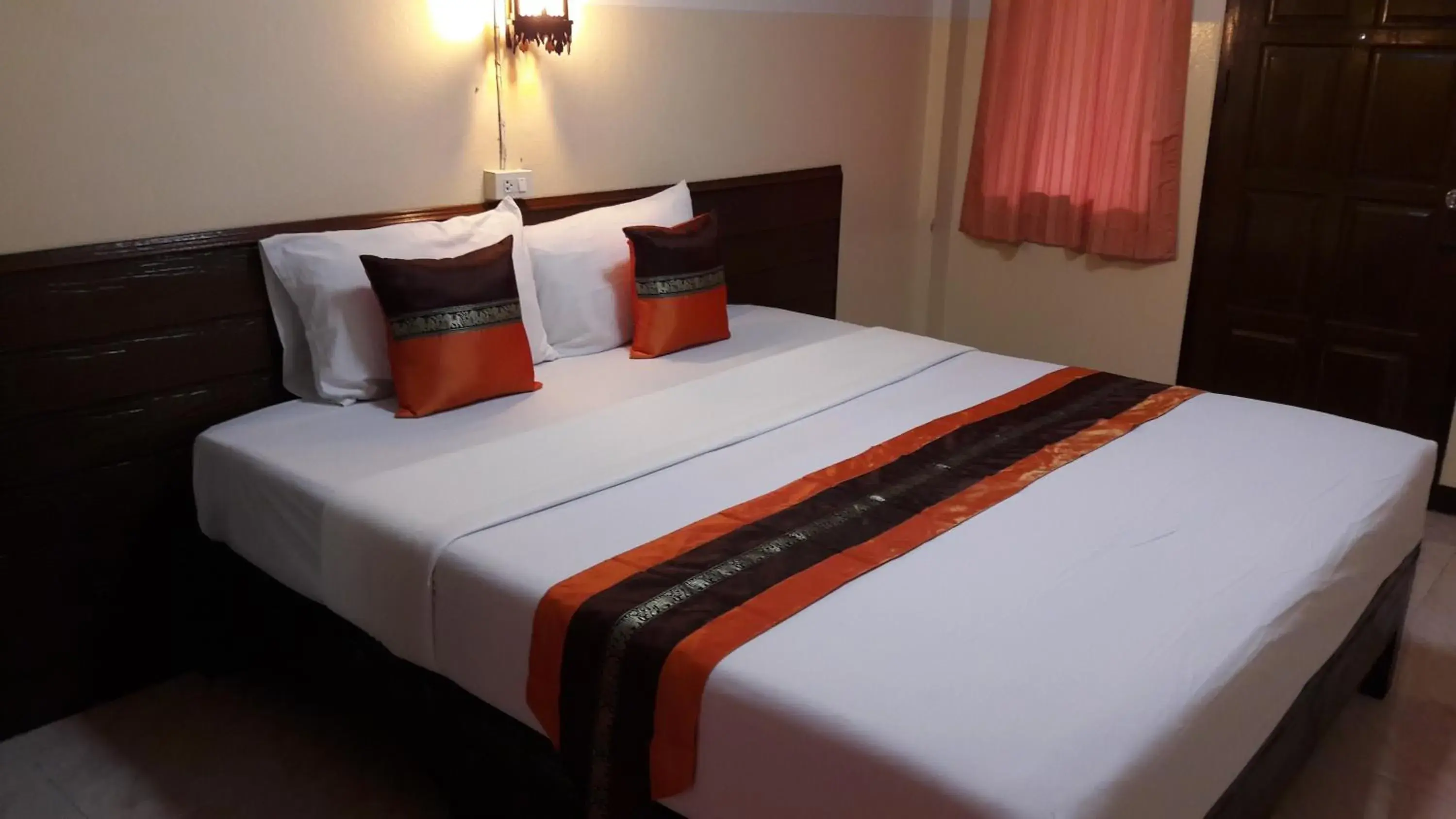 Standard Double or Twin Room with Aircon in Lanna Thai Guesthouse Standard Double or Twin Room with Aircon in Lanna Thai Guesthouse