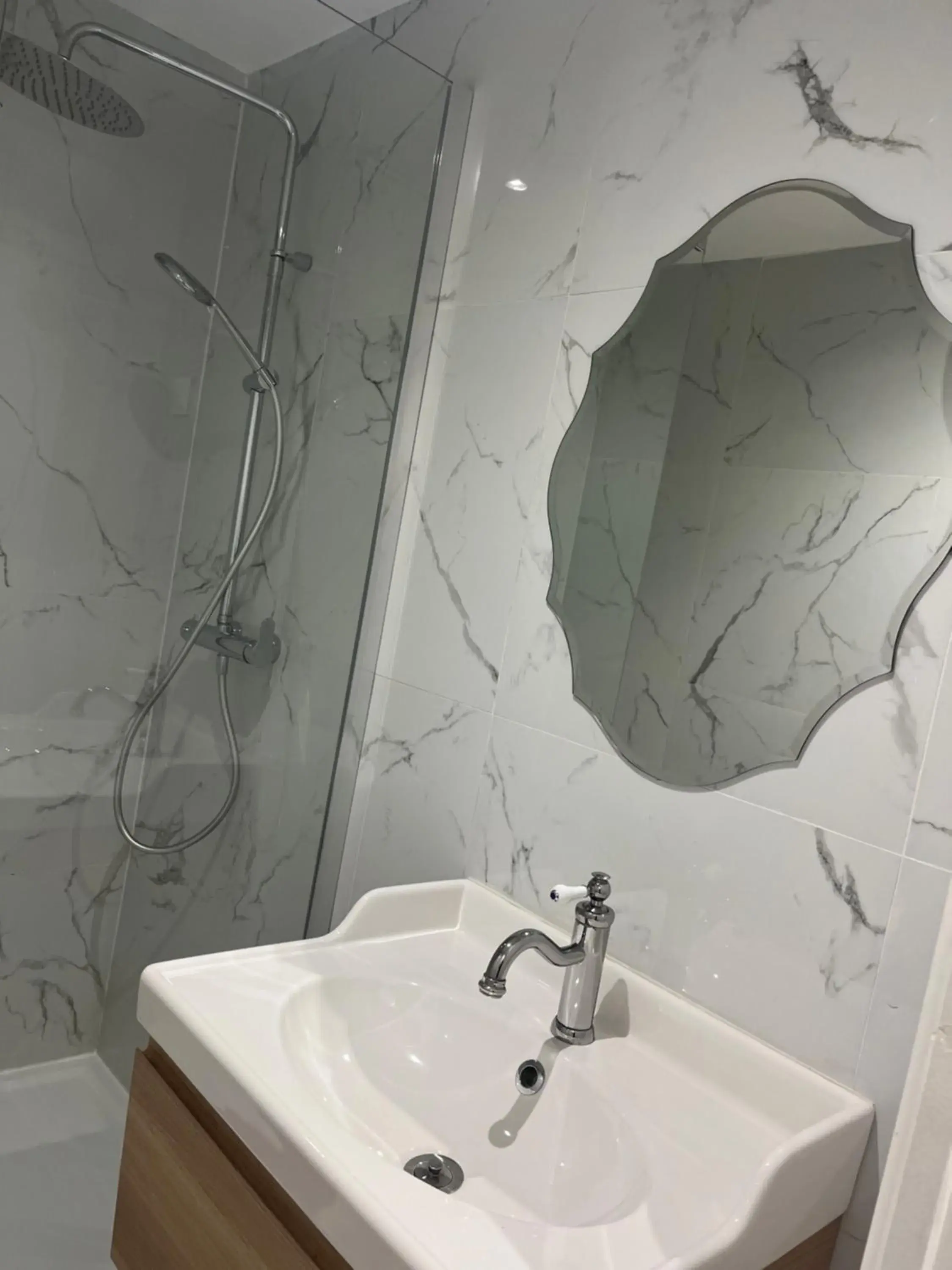 Deluxe Double Room in Hôtel Lyonnais Deluxe Double Room in Hôtel Lyonnais