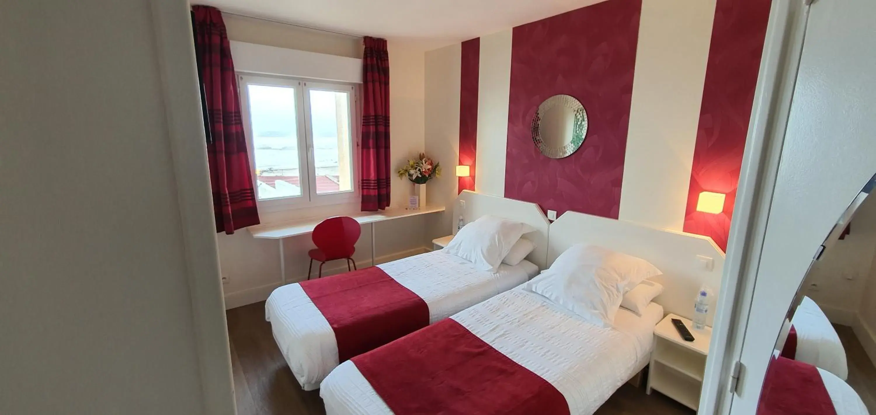 Twin Room in Hotel Cote d'Argent Twin Room in Hotel Cote d'Argent