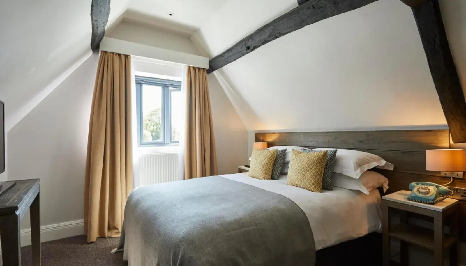 Cozy Loft Double Room in The Swan, Streatley, Berkshire Cozy Loft Double Room in The Swan, Streatley, Berkshire