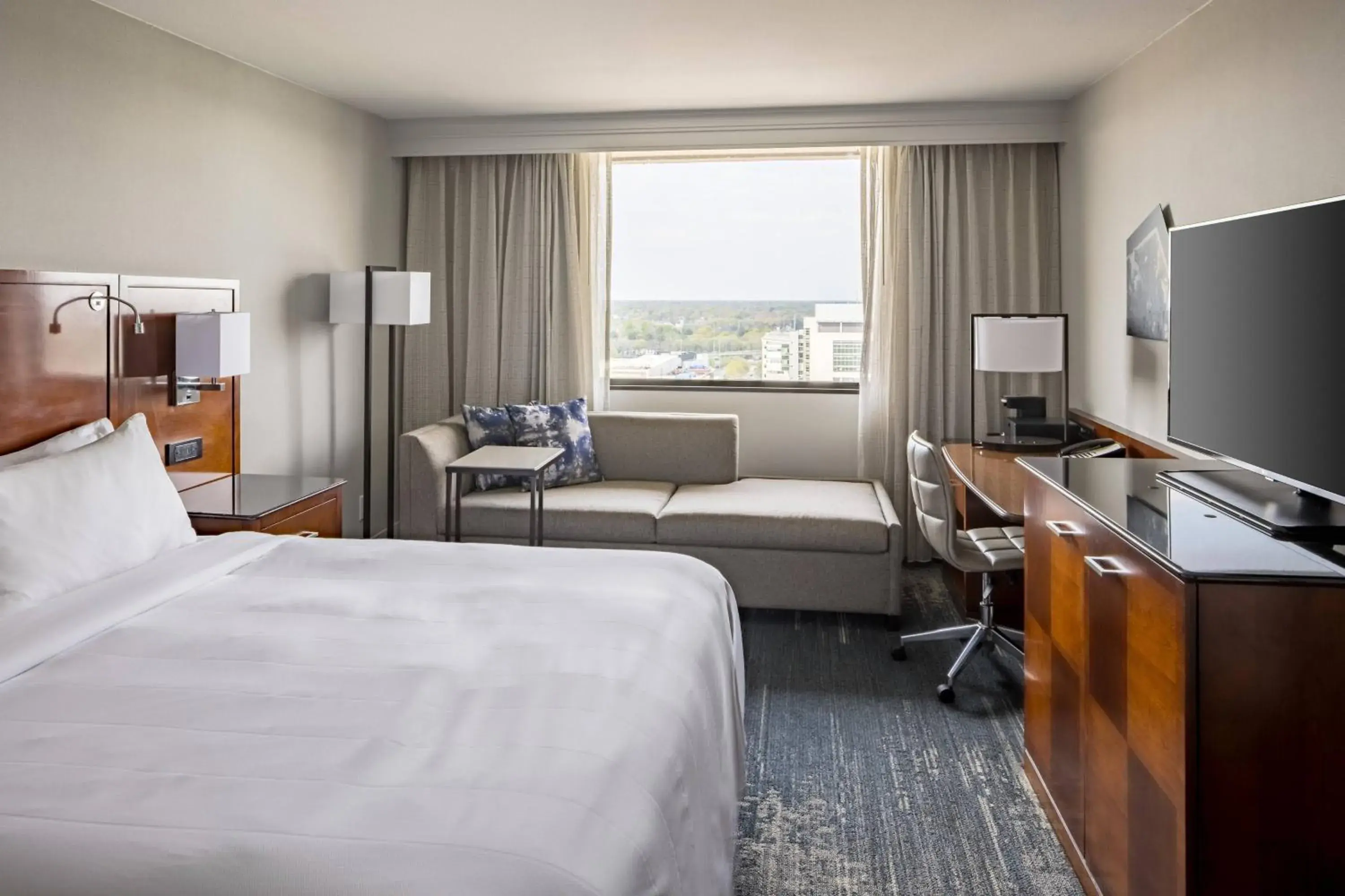 Standard King Room with Sofa Bed and Adapted Tub - Mobility Accessible in Richmond Marriott Standard King Room with Sofa Bed and Adapted Tub - Mobility Accessible in Richmond Marriott