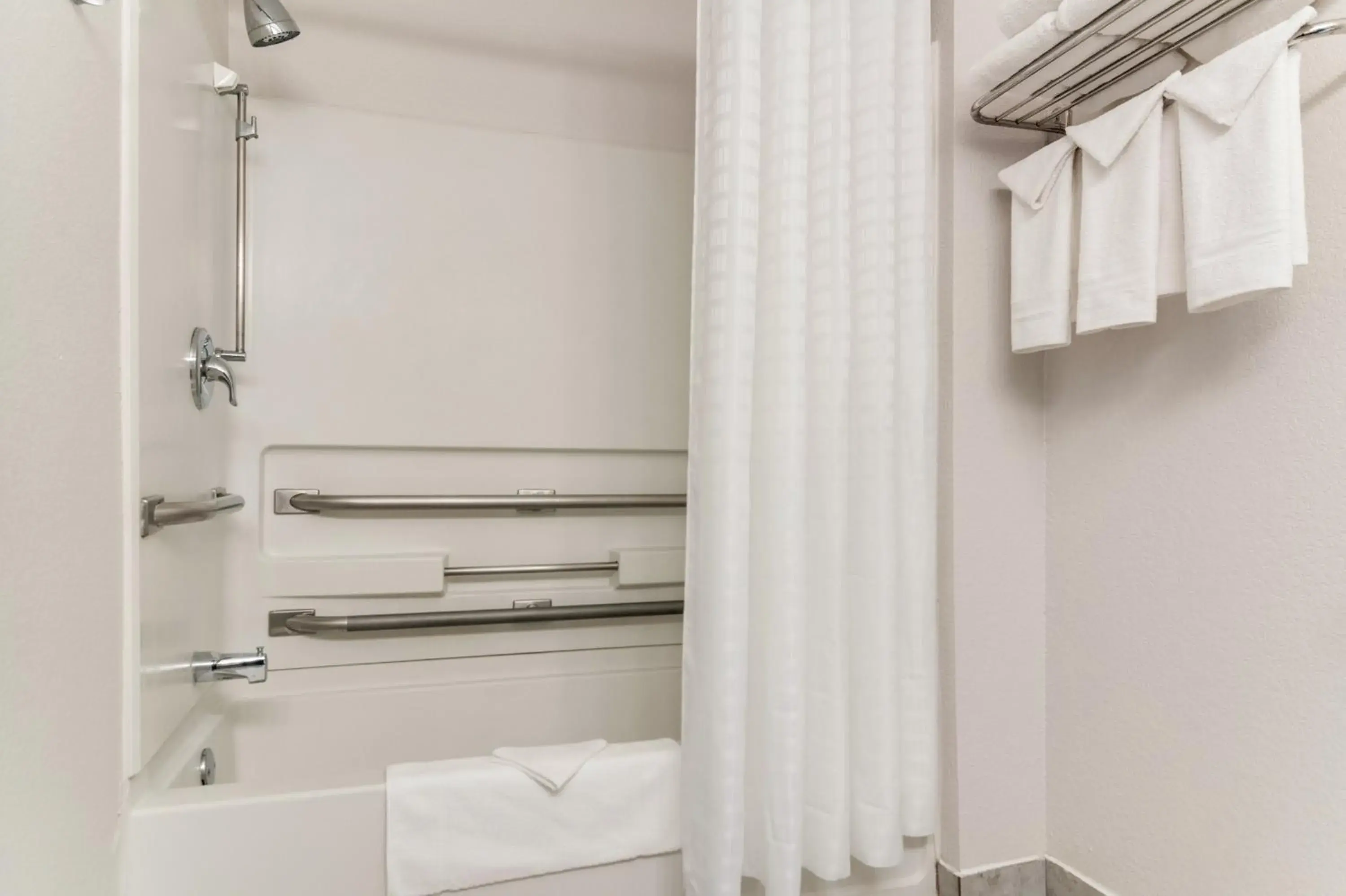 Queen Room - Disability Access in American Inn & Suites Metro Airport Queen Room - Disability Access in American Inn & Suites Metro Airport