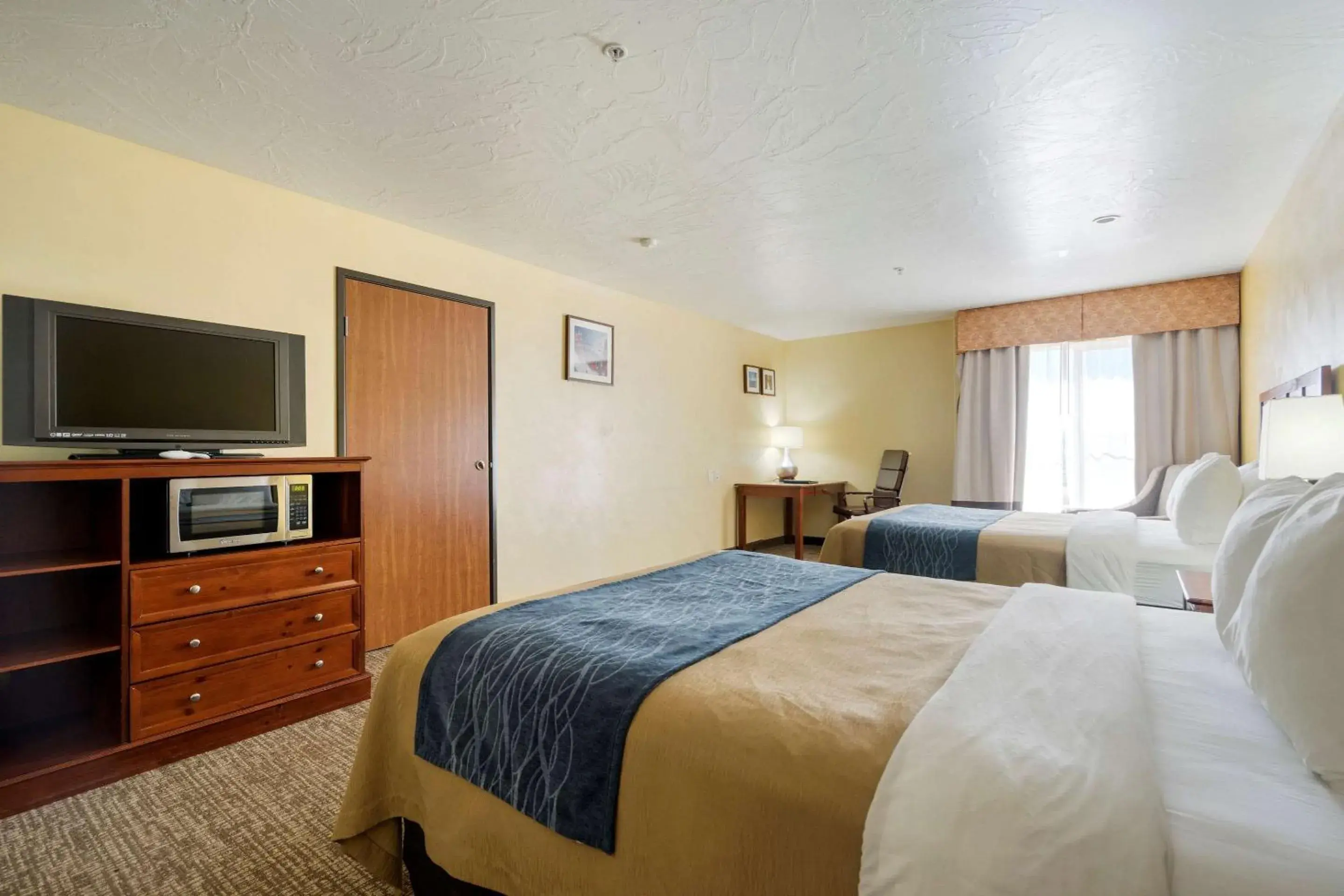 Queen Room with Two Queen Beds in Comfort Inn & Suites Queen Room with Two Queen Beds in Comfort Inn & Suites