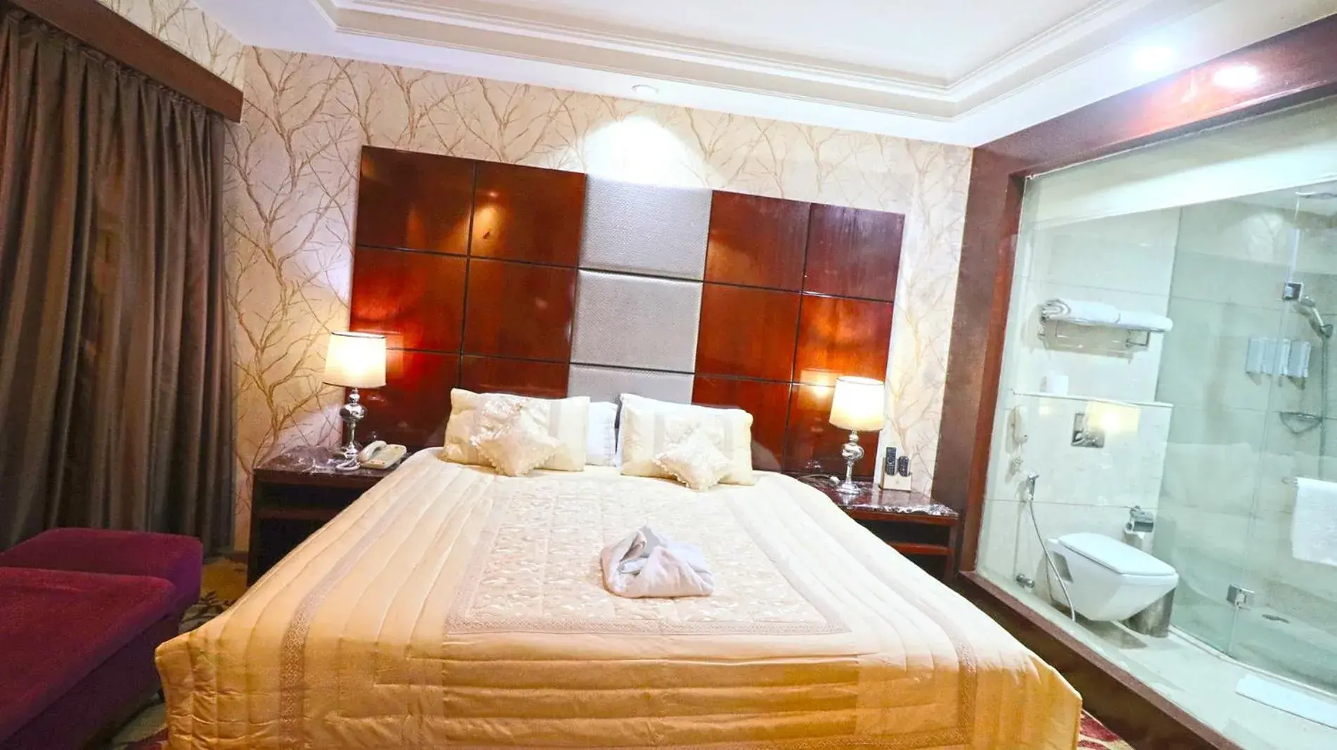 Executive Double or Twin Room with 15 min head or foot massage ,2hrs conference meeting room , free night club !(subject to availability) in SkyCity Hotel Gurgaon Executive Double or Twin Room with 15 min head or foot massage ,2hrs conference meeting room , free night club !(subject to availability) in SkyCity Hotel Gurgaon