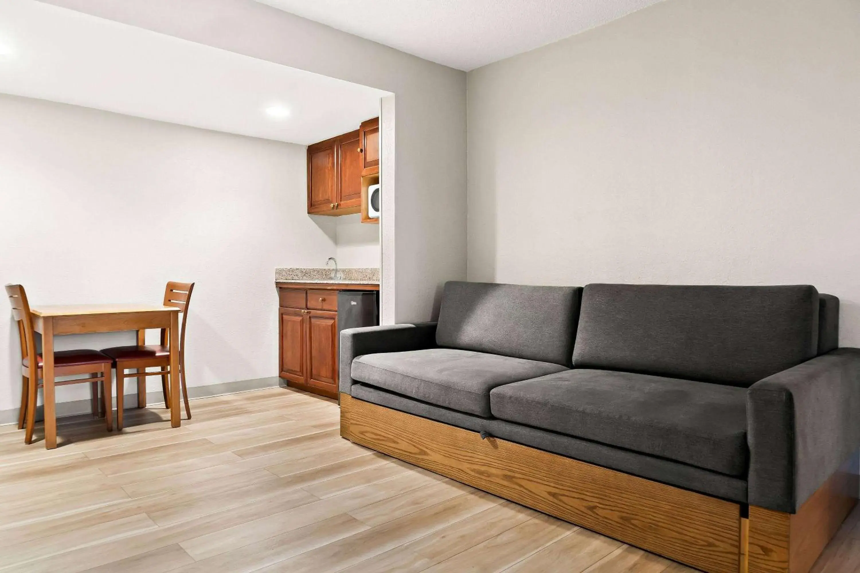 One-Bedroom King Suite - Non-Smoking in Days Inn & Suites by Wyndham Warren One-Bedroom King Suite - Non-Smoking in Days Inn & Suites by Wyndham Warren