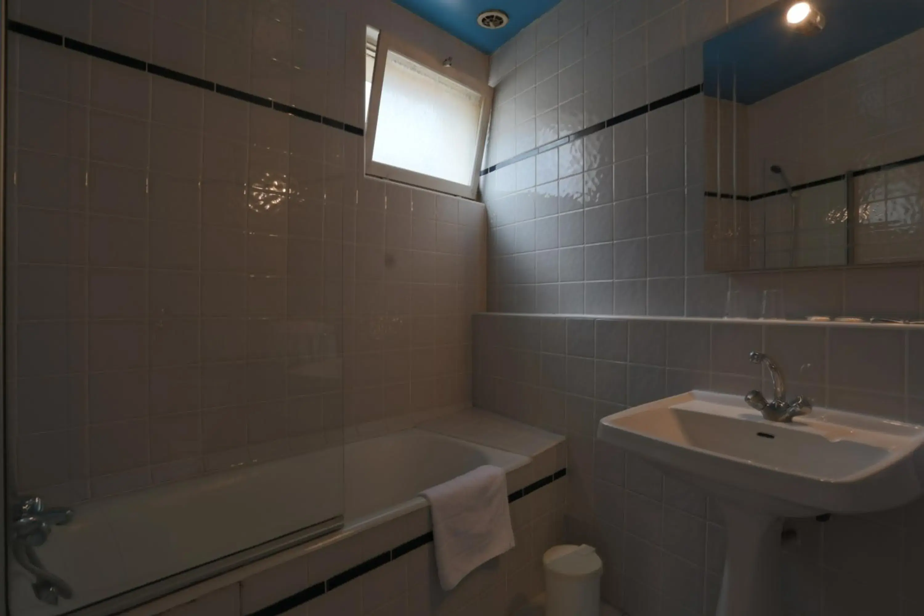 Triple Room in Hotel du Commerce Triple Room in Hotel du Commerce