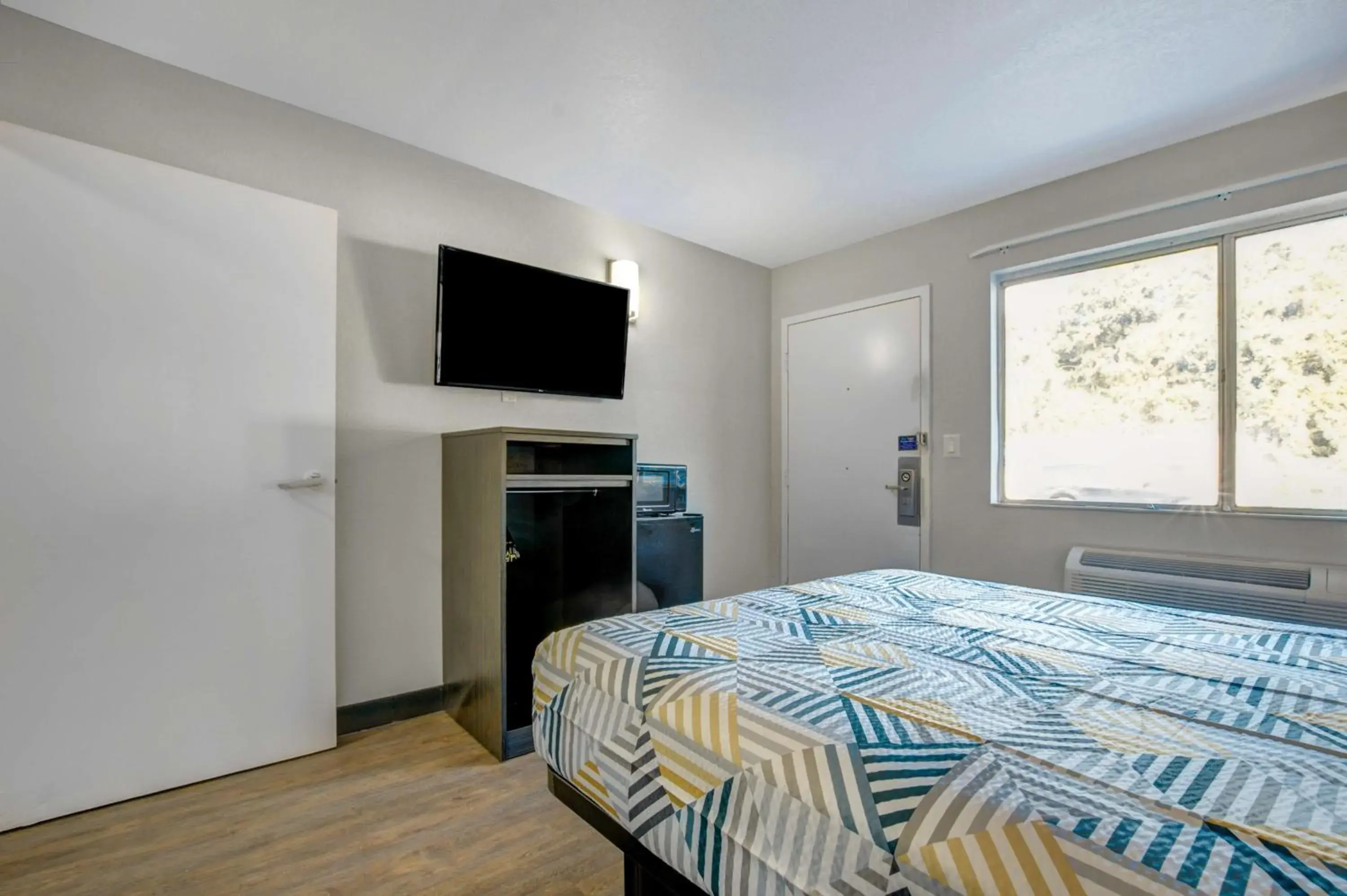 Queen Room - Disability Access - Roll in Shower in Motel 6-Venice, FL Queen Room - Disability Access - Roll in Shower in Motel 6-Venice, FL