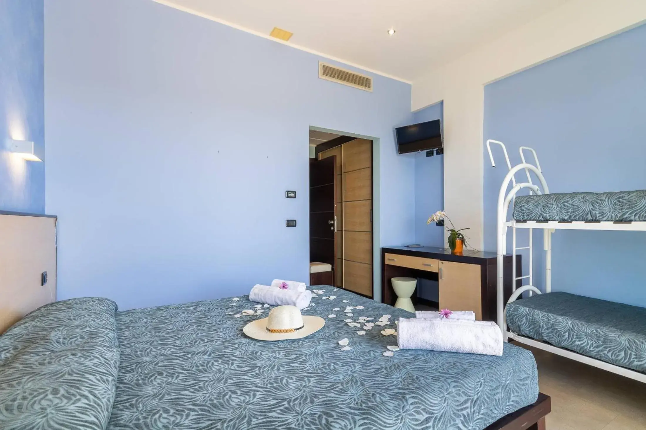 Triple Room with Balcony and See View in Jonico Hotel Triple Room with Balcony and See View in Jonico Hotel