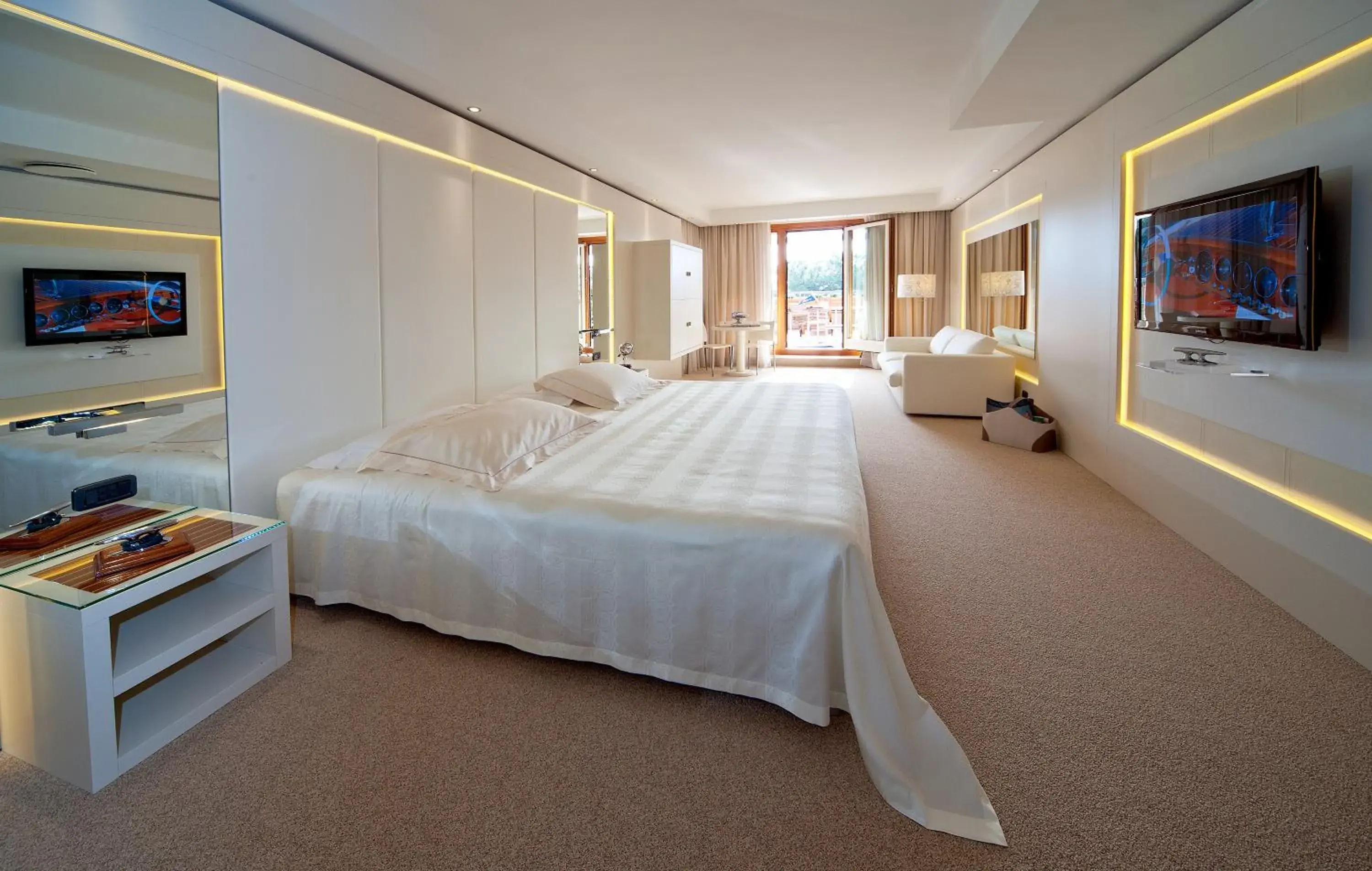 Deluxe Suite with Spa Bath and Lake View in Cocca Hotel Royal Thai Spa Deluxe Suite with Spa Bath and Lake View in Cocca Hotel Royal Thai Spa