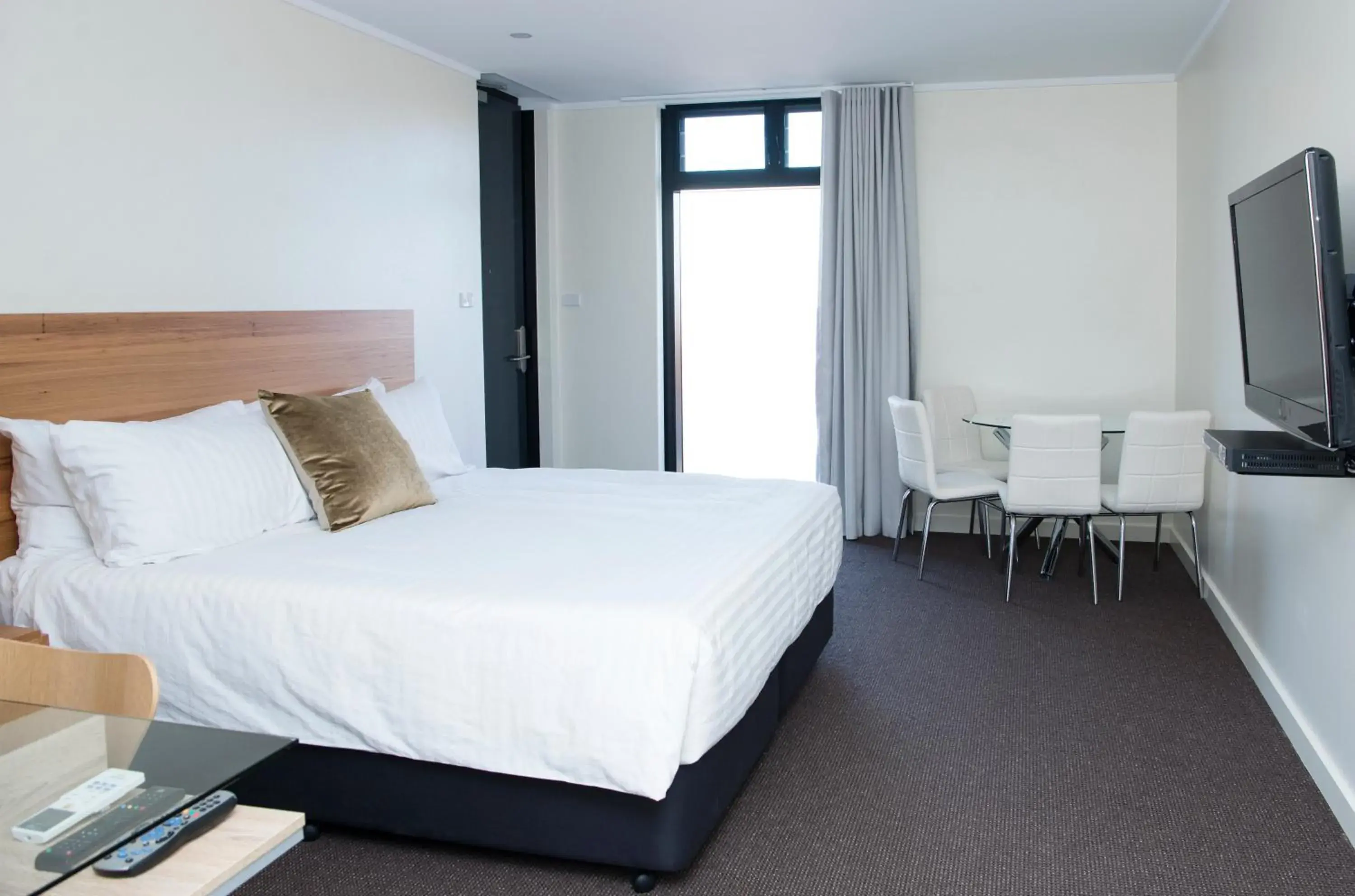 Deluxe King Room in The Griff Motel Deluxe King Room in The Griff Motel