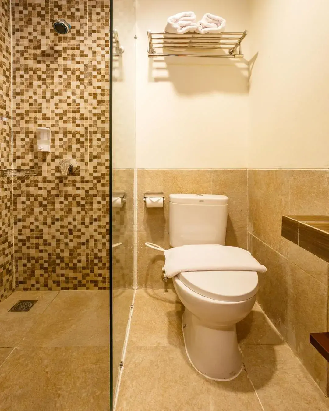 Deluxe Double Room in Front One Inn Muntilan Deluxe Double Room in Front One Inn Muntilan