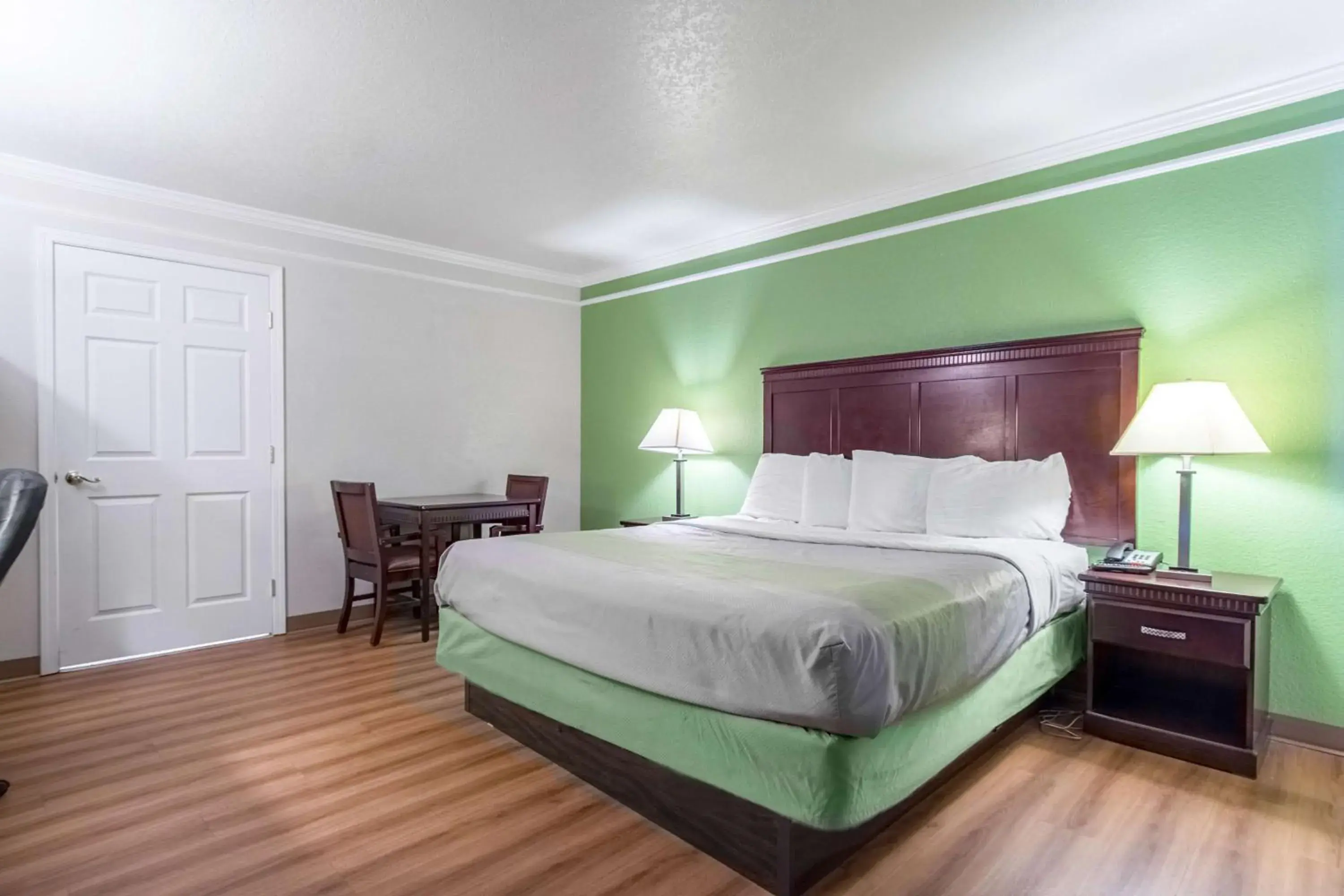 King Room - single occupancy - Smoking in Motel 6-Kingsburg, CA King Room - single occupancy - Smoking in Motel 6-Kingsburg, CA