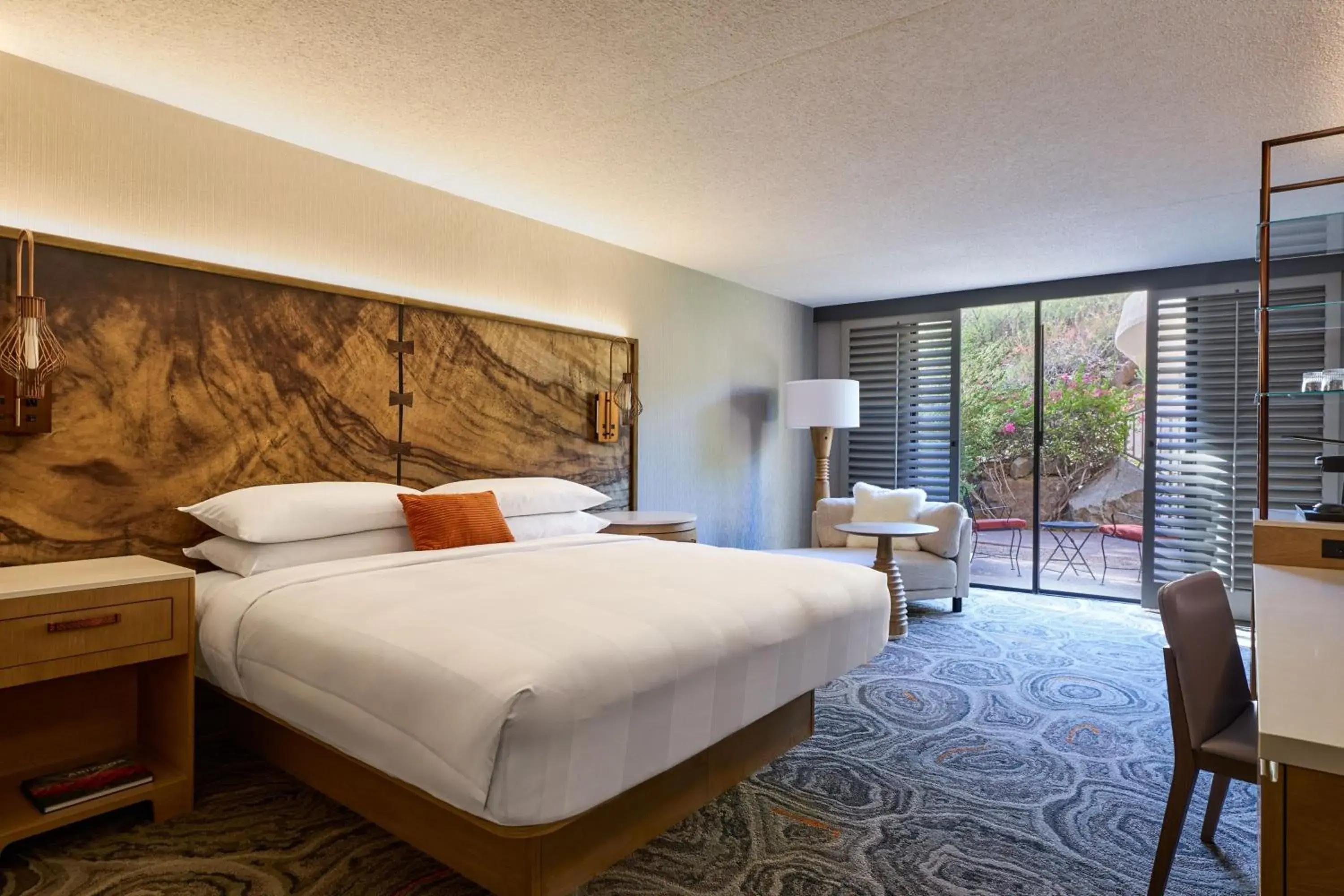 Deluxe King Room with Patio in Phoenix Marriott Resort Tempe at The Buttes Deluxe King Room with Patio in Phoenix Marriott Resort Tempe at The Buttes