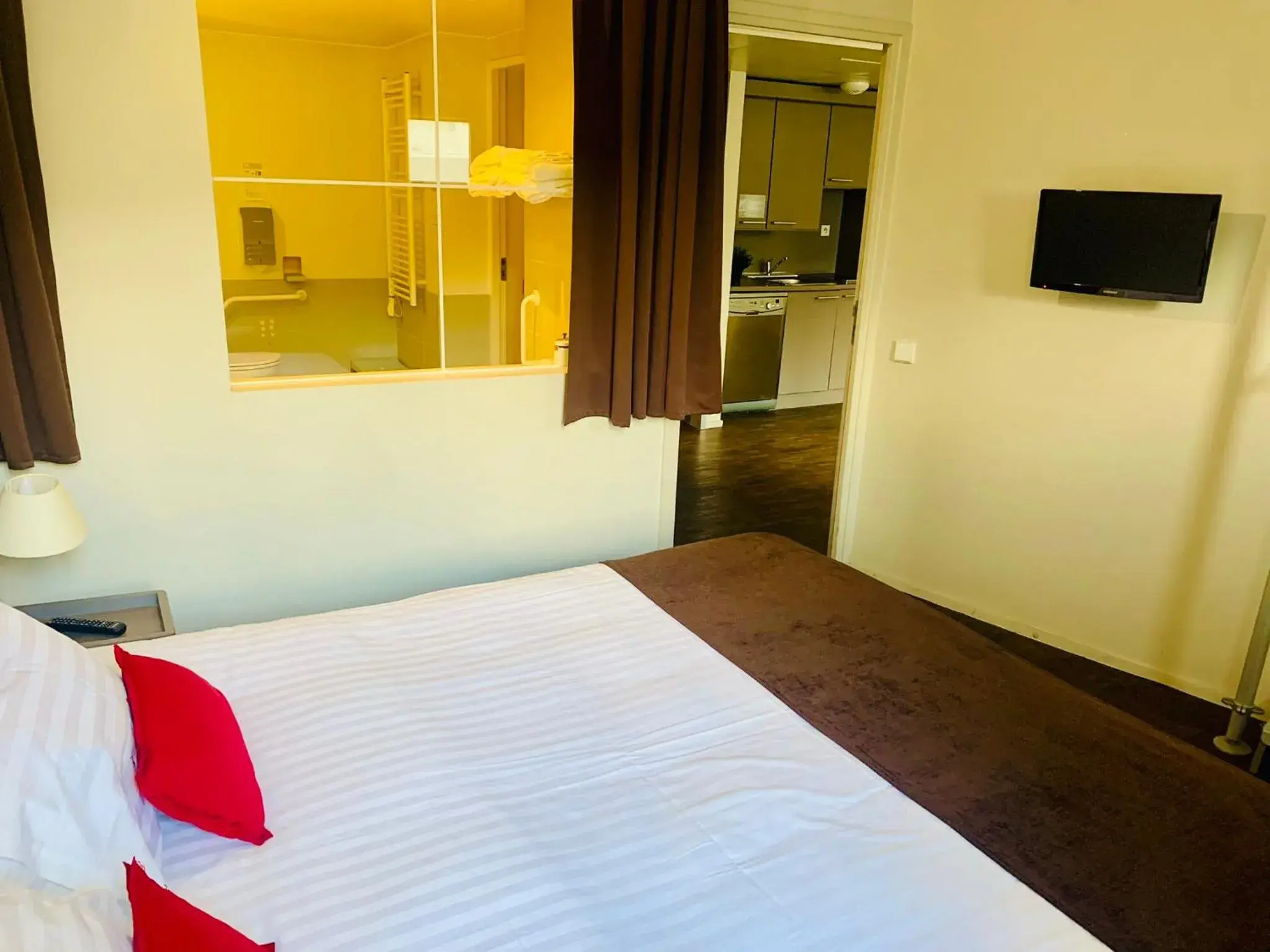 Executive Suite with Free Shuttle to CDG Airport in Standing Hotel Suites by Actisource Executive Suite with Free Shuttle to CDG Airport in Standing Hotel Suites by Actisource