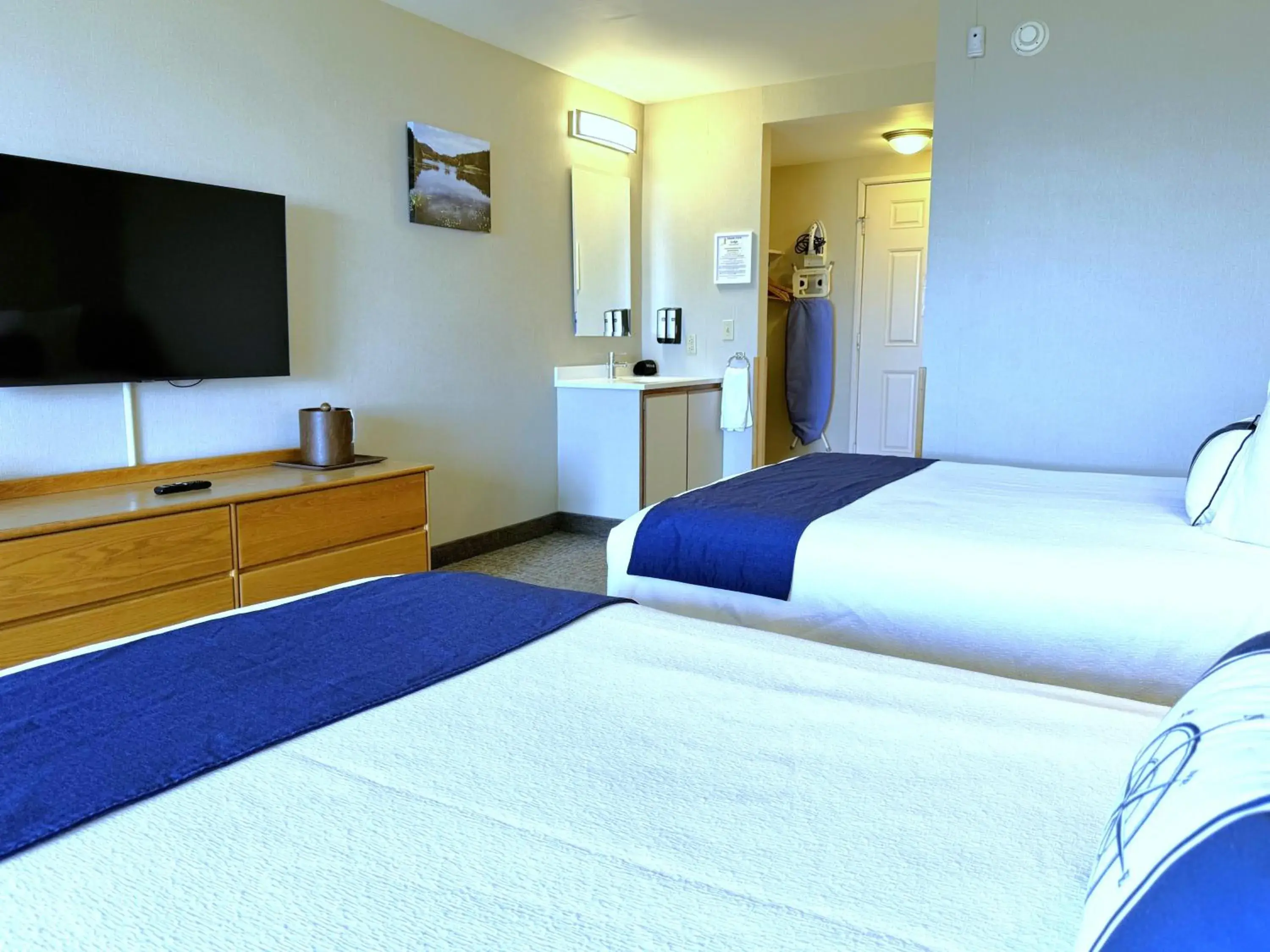 Standard Queen Room with Ocean View and Balcony, 2 Queen Beds (2nd Floor NON-PET) in Atlantic Eyrie Lodge Standard Queen Room with Ocean View and Balcony, 2 Queen Beds (2nd Floor NON-PET) in Atlantic Eyrie Lodge