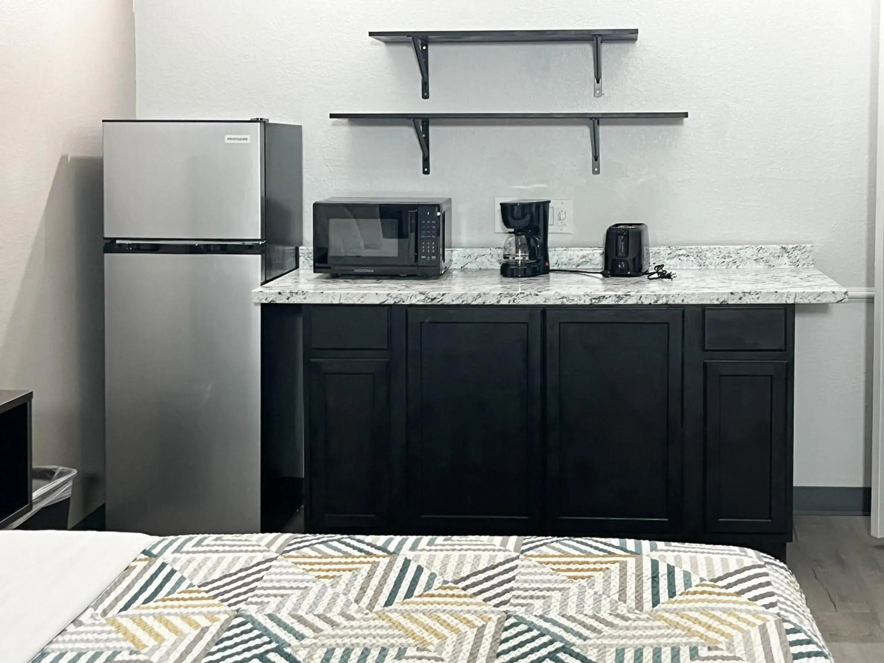 Queen Room with Two Queen Beds - Disability Access - Non-Smoking in Motel 6-Council Bluffs, IA - Omaha East Queen Room with Two Queen Beds - Disability Access - Non-Smoking in Motel 6-Council Bluffs, IA - Omaha East