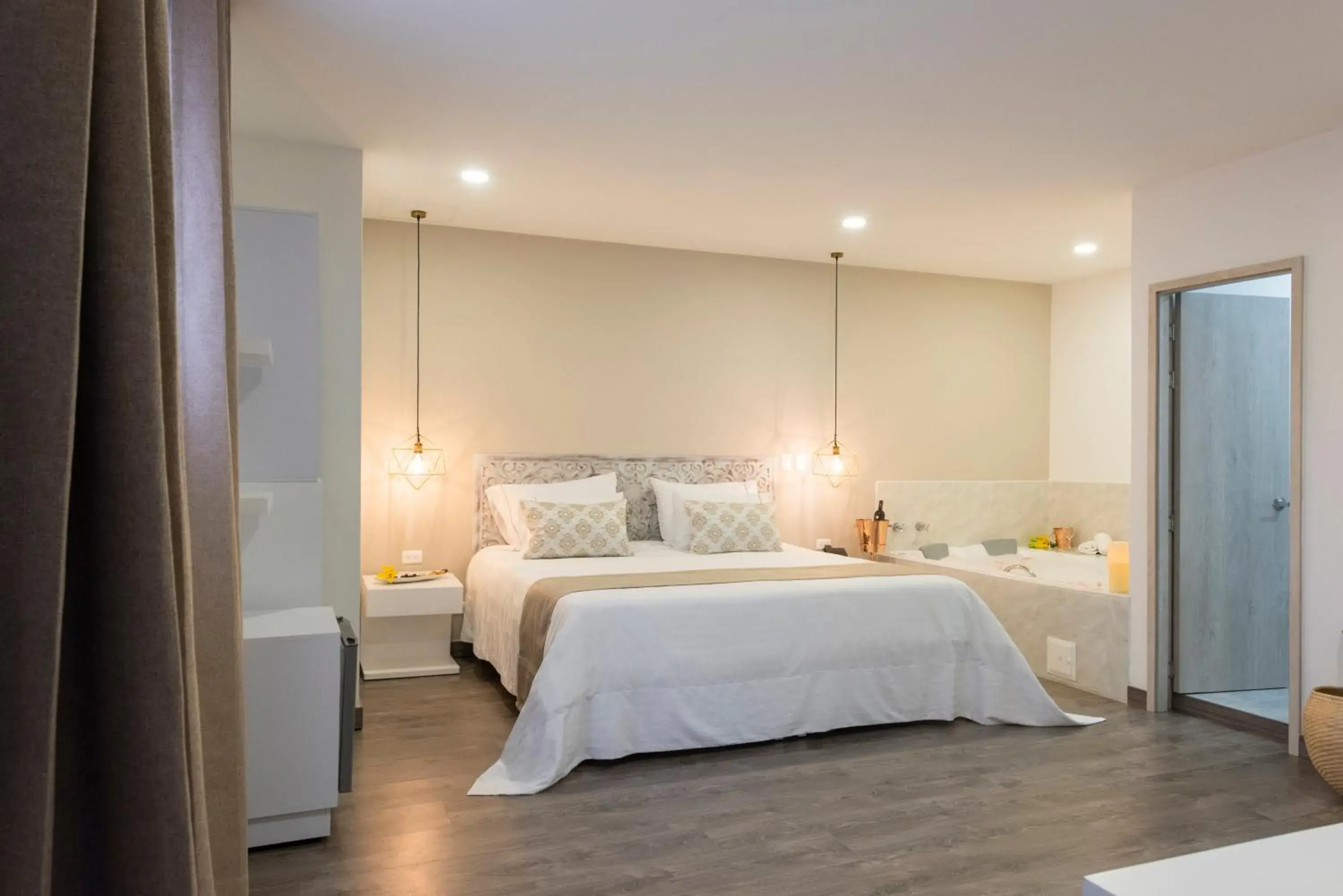 King Suite with Spa Bath in Medellín Vibes Hostel King Suite with Spa Bath in Medellín Vibes Hostel