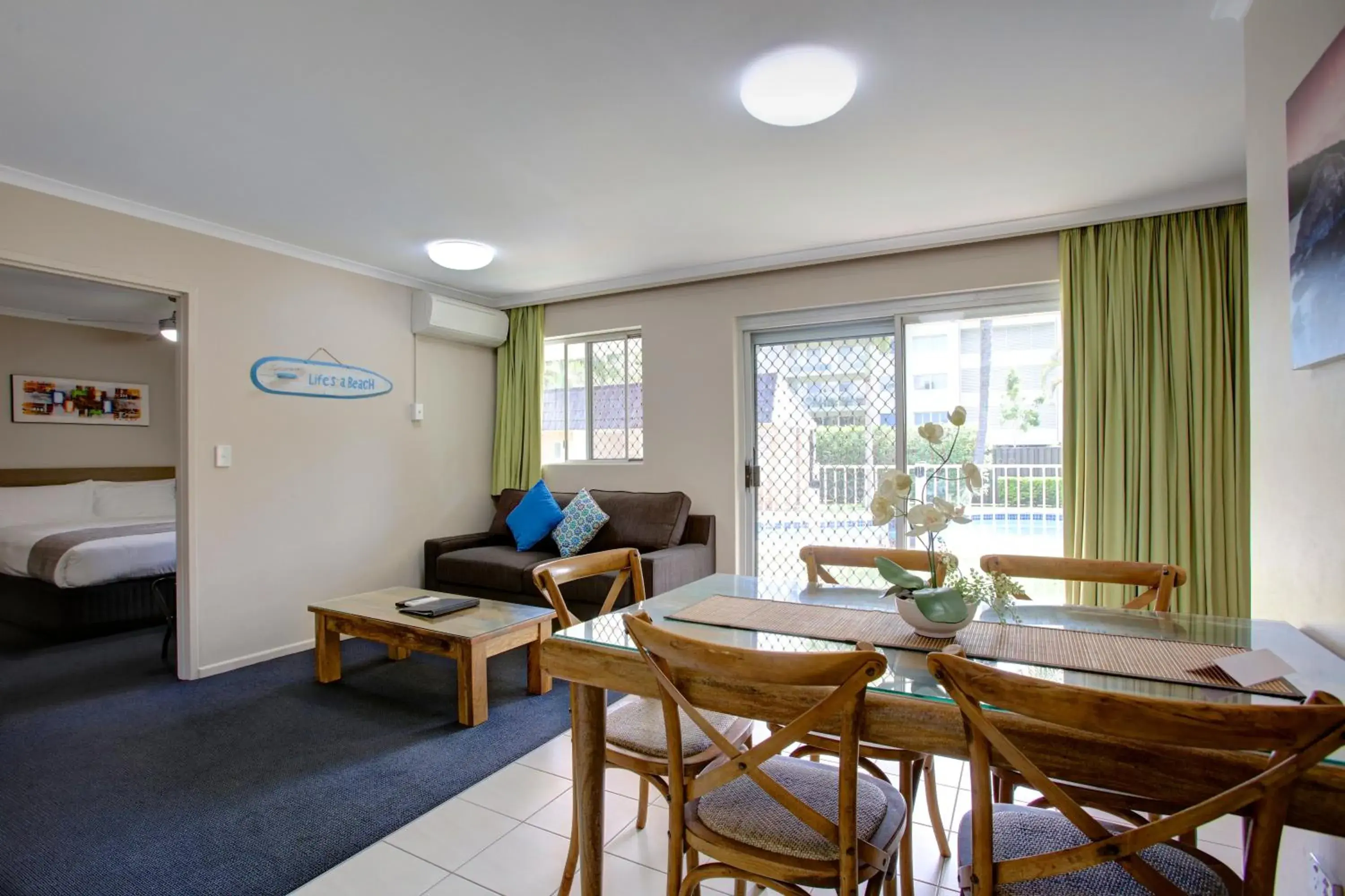 Two-Bedroom Apartment with 1 Queen Bed and 2 Single Beds in Beachpark Apartments Coffs Harbour Two-Bedroom Apartment with 1 Queen Bed and 2 Single Beds in Beachpark Apartments Coffs Harbour