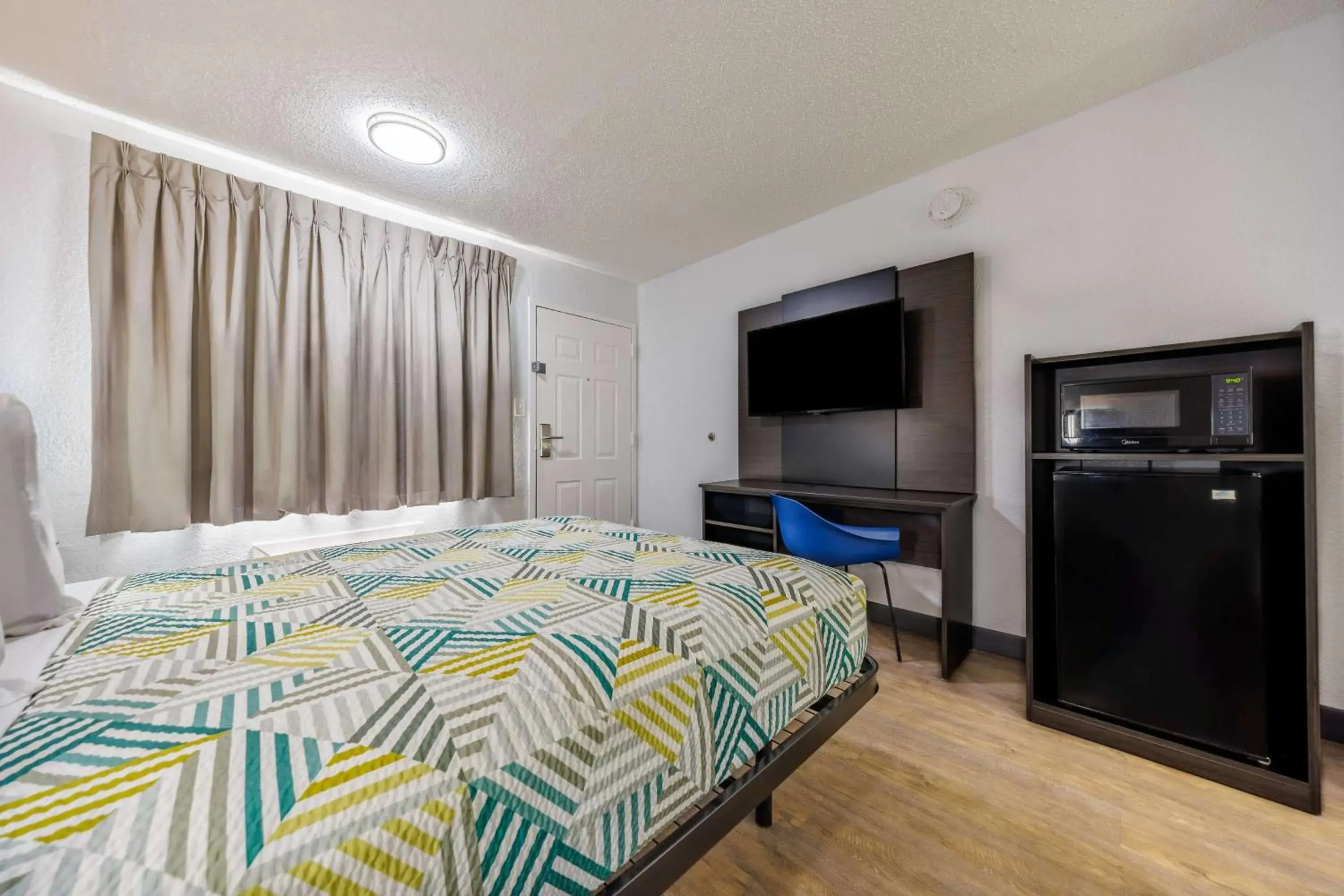 Queen Room with Two Queen Beds - Smoking in Motel 6 Fort Worth, TX East Queen Room with Two Queen Beds - Smoking in Motel 6 Fort Worth, TX East