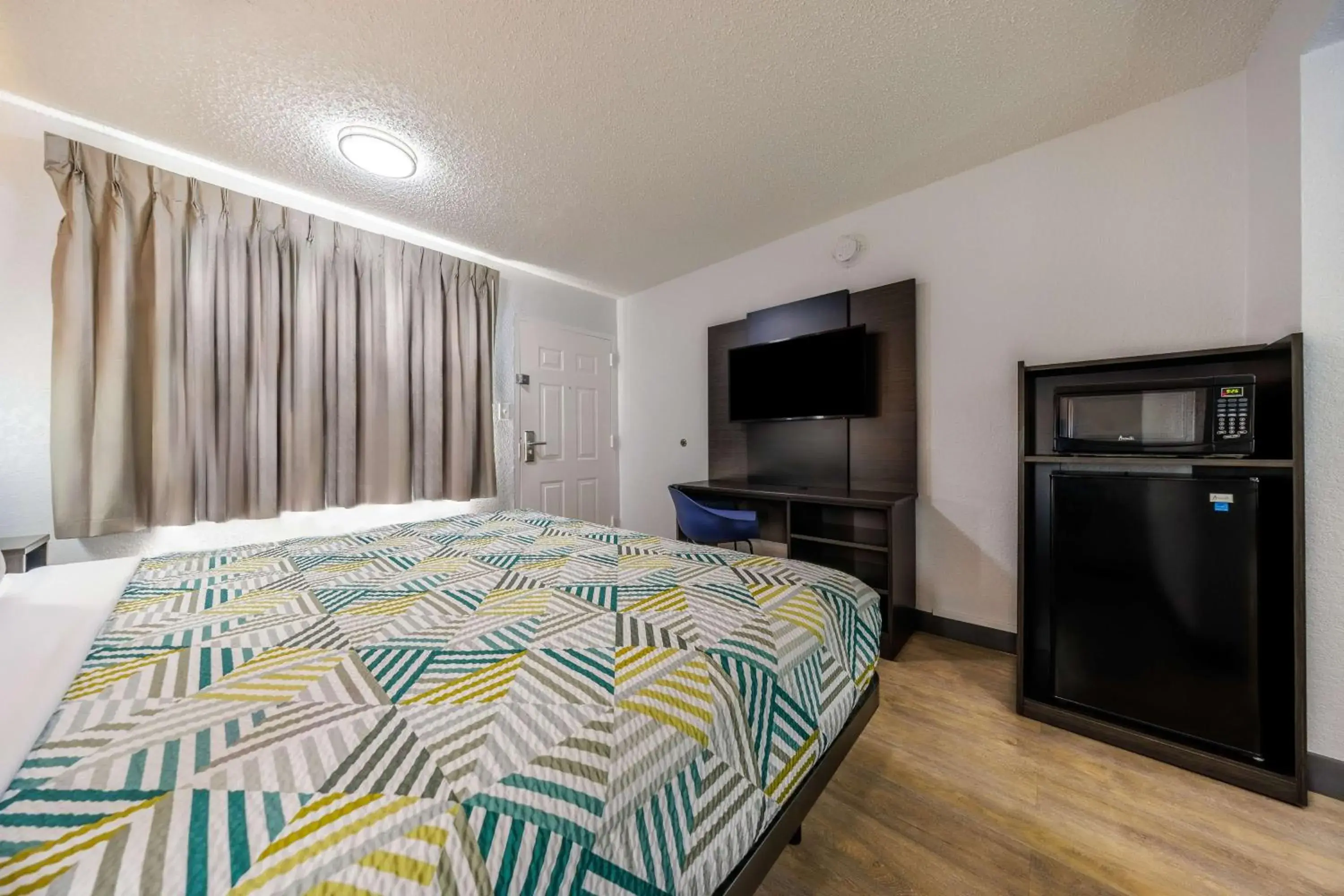 King Room - Non-Smoking in Motel 6 Fort Worth, TX East King Room - Non-Smoking in Motel 6 Fort Worth, TX East