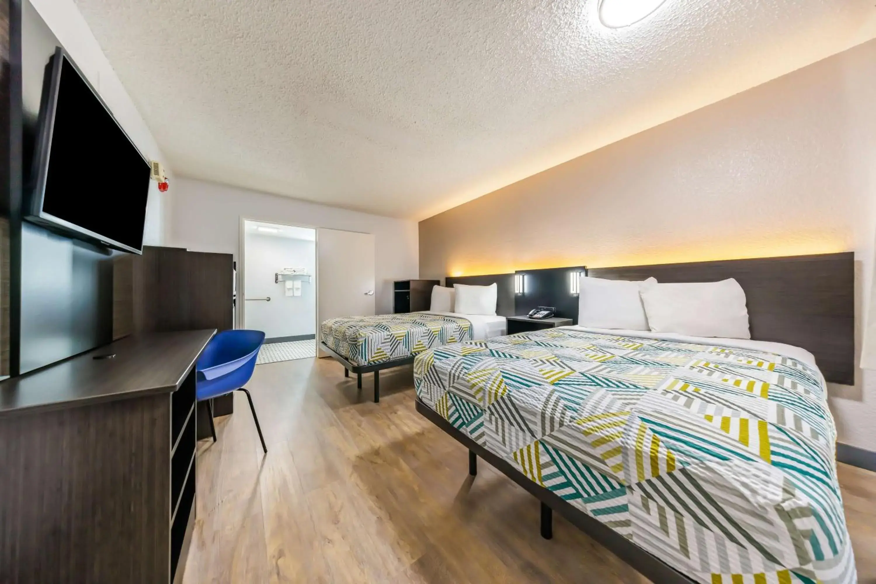 Quadruple Room - Non-Smoking in Motel 6 Fort Worth, TX East Quadruple Room - Non-Smoking in Motel 6 Fort Worth, TX East