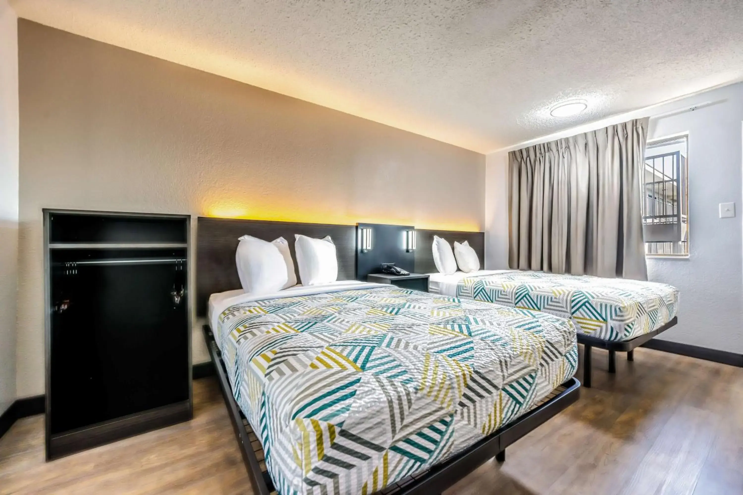 Quadruple Room - Non-Smoking in Motel 6 Fort Worth, TX East Quadruple Room - Non-Smoking in Motel 6 Fort Worth, TX East