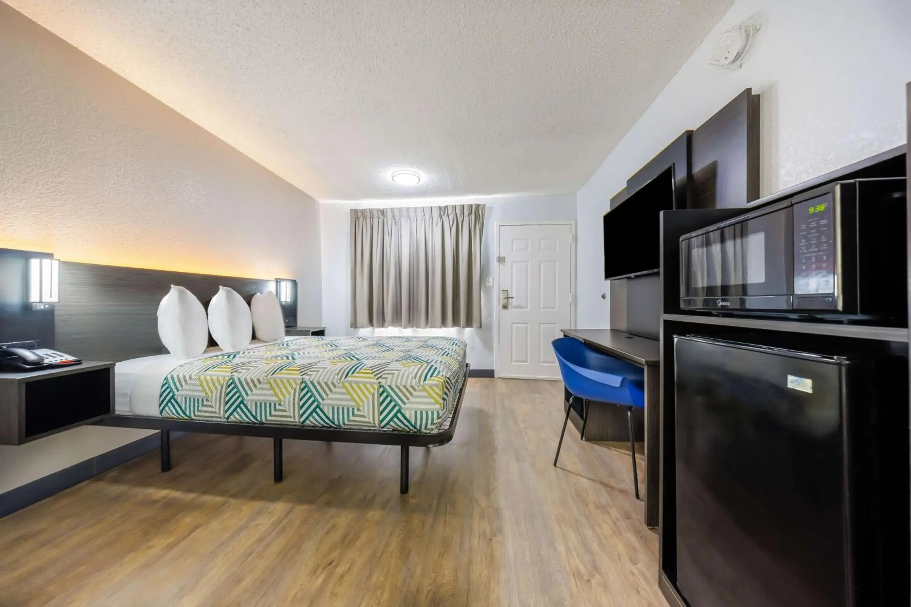 Queen Room - Non-Smoking in Motel 6 Fort Worth, TX East Queen Room - Non-Smoking in Motel 6 Fort Worth, TX East