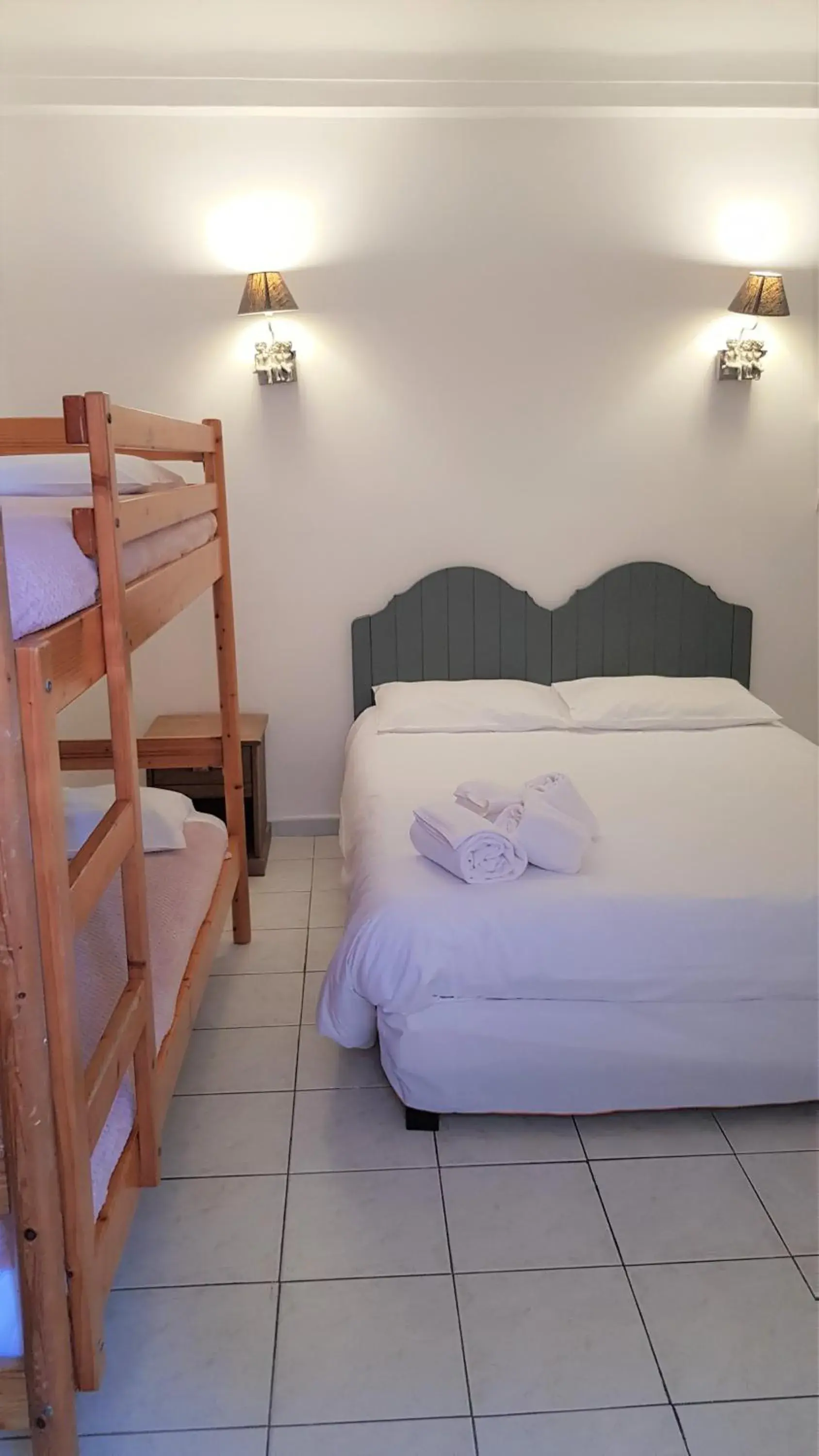 Quadruple Room with Courtyard View in Hôtel Restaurant le Bellevue Quadruple Room with Courtyard View in Hôtel Restaurant le Bellevue