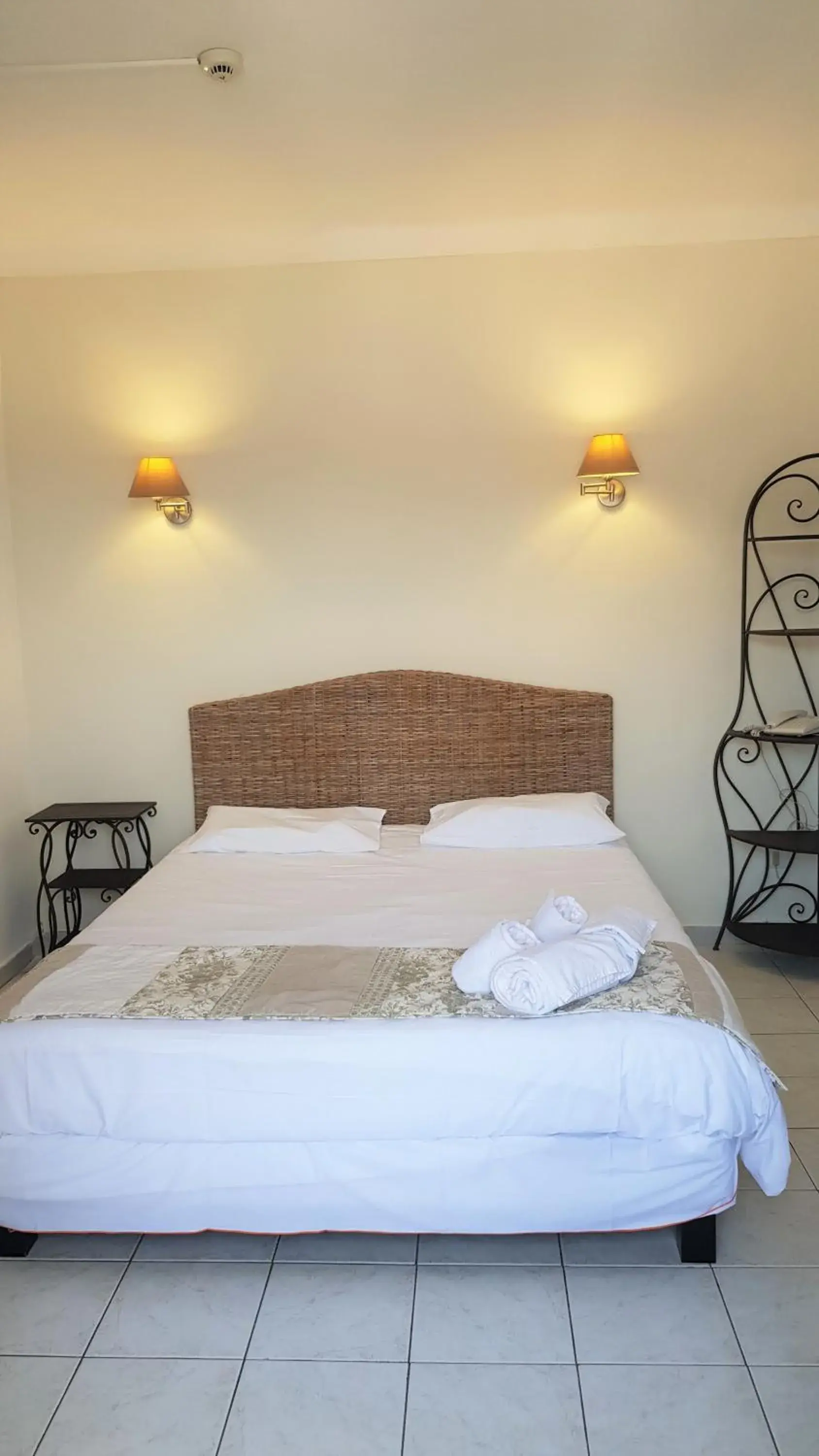 Double Room with Sea View and Balcony in Hôtel Restaurant le Bellevue Double Room with Sea View and Balcony in Hôtel Restaurant le Bellevue