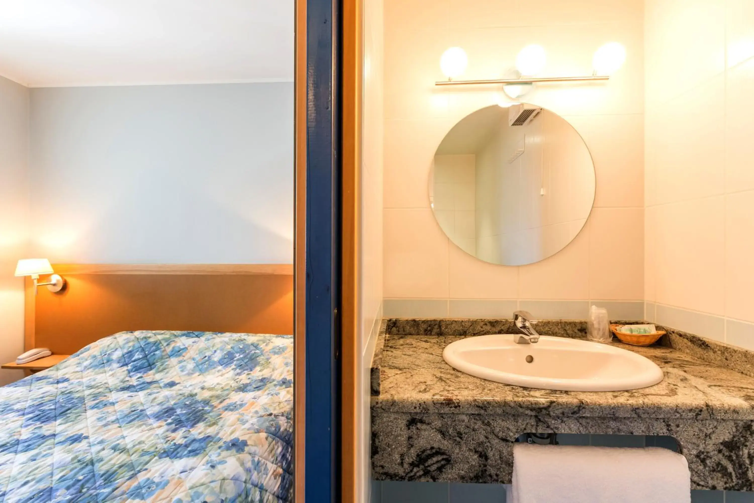 Comfort Triple Room in Logis Hotel Restaurant Le Cygne Comfort Triple Room in Logis Hotel Restaurant Le Cygne