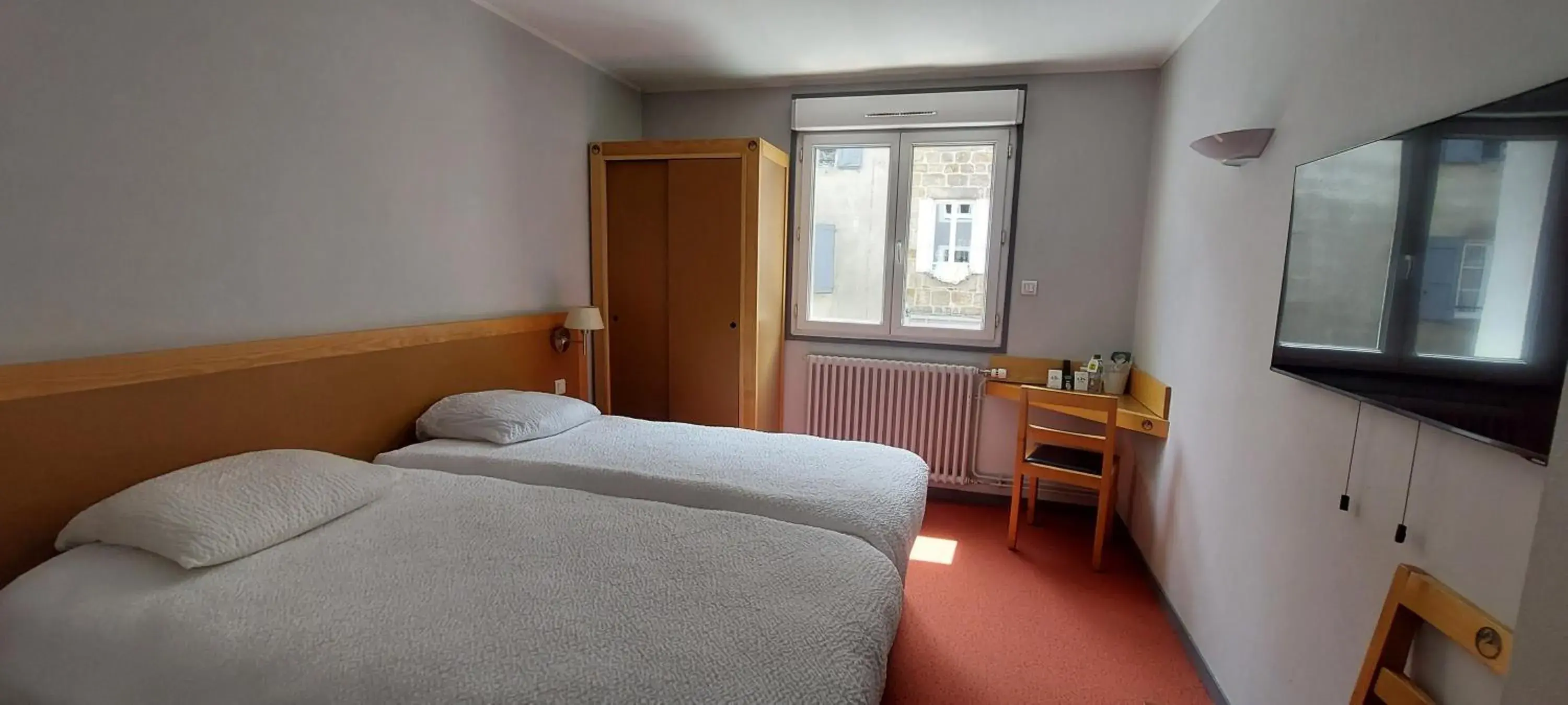 Comfort Quadruple Room in Logis Hotel Restaurant Le Cygne Comfort Quadruple Room in Logis Hotel Restaurant Le Cygne