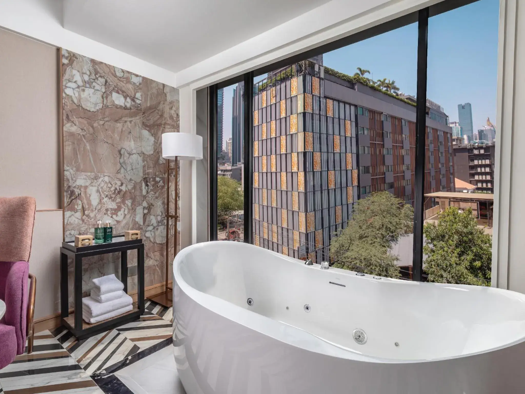 Executive Jacuzzi with Club Benefit in Pipa Hotel Bangkok Sukhumvit 11 Executive Jacuzzi with Club Benefit in Pipa Hotel Bangkok Sukhumvit 11