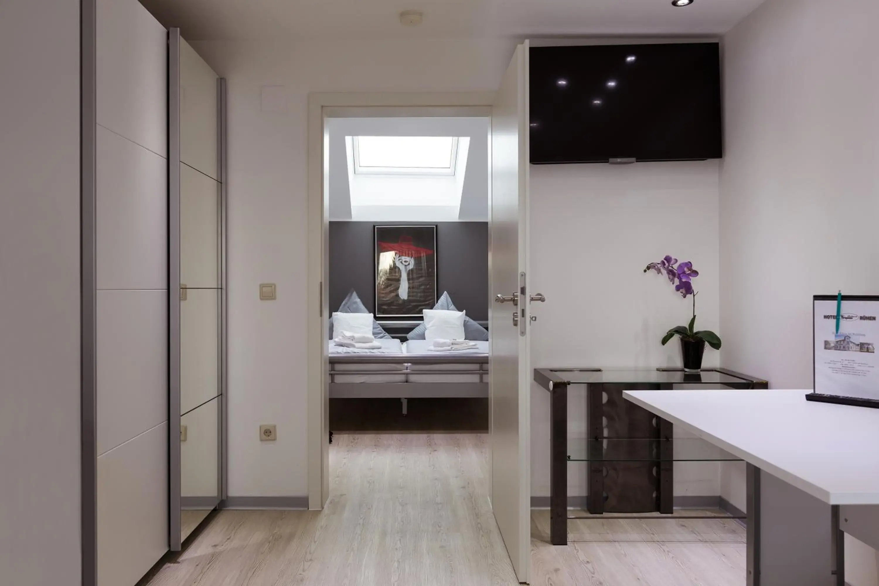 Triple Room in Hotel Rühen, 24 Stunden Check in, Küche, kostenfreie Parkplätze Triple Room in Hotel Rühen, 24 Stunden Check in, Küche, kostenfreie Parkplätze