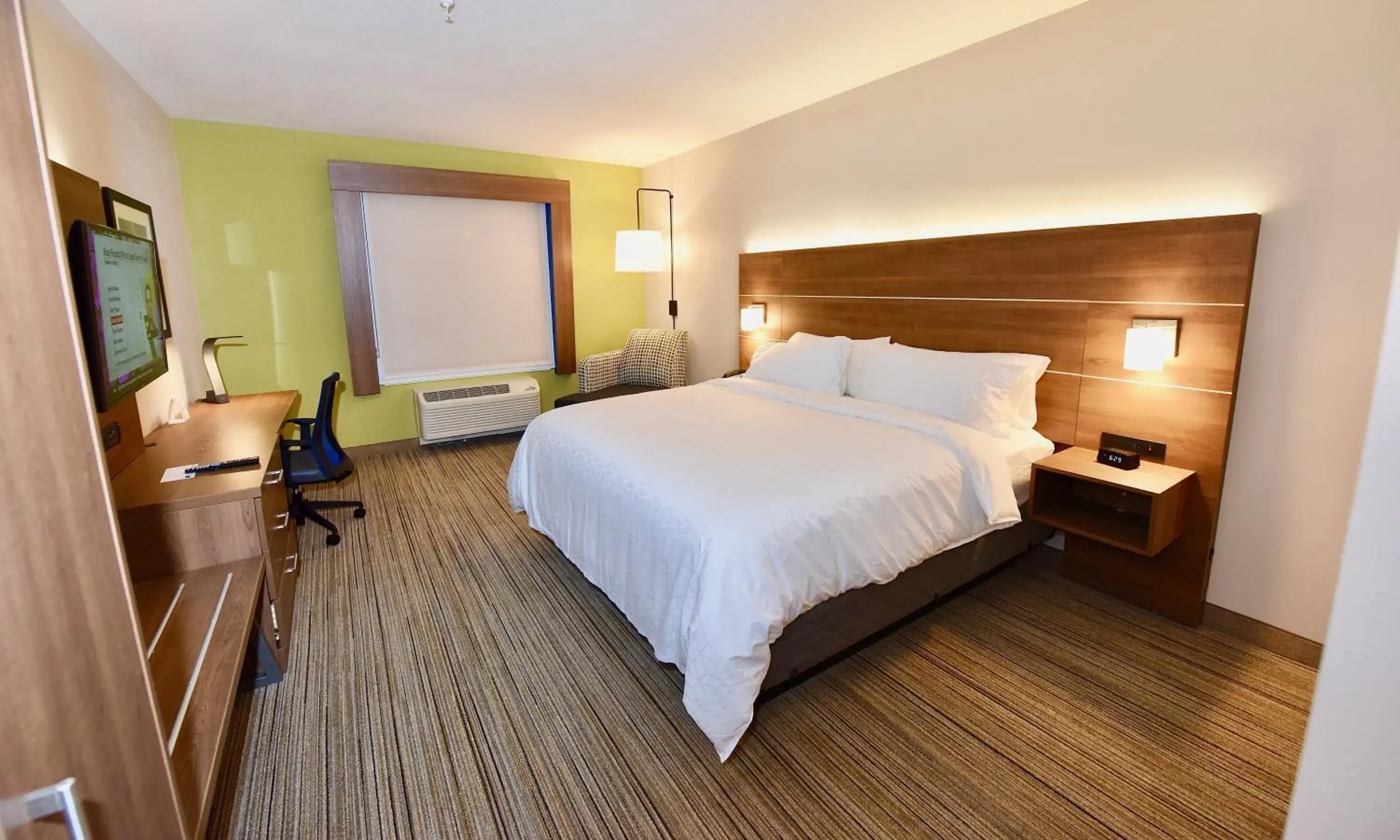 King Room - Hearing Accessible - Non-Smoking in Holiday Inn Express & Suites - Perryville I-55, an IHG Hotel King Room - Hearing Accessible - Non-Smoking in Holiday Inn Express & Suites - Perryville I-55, an IHG Hotel